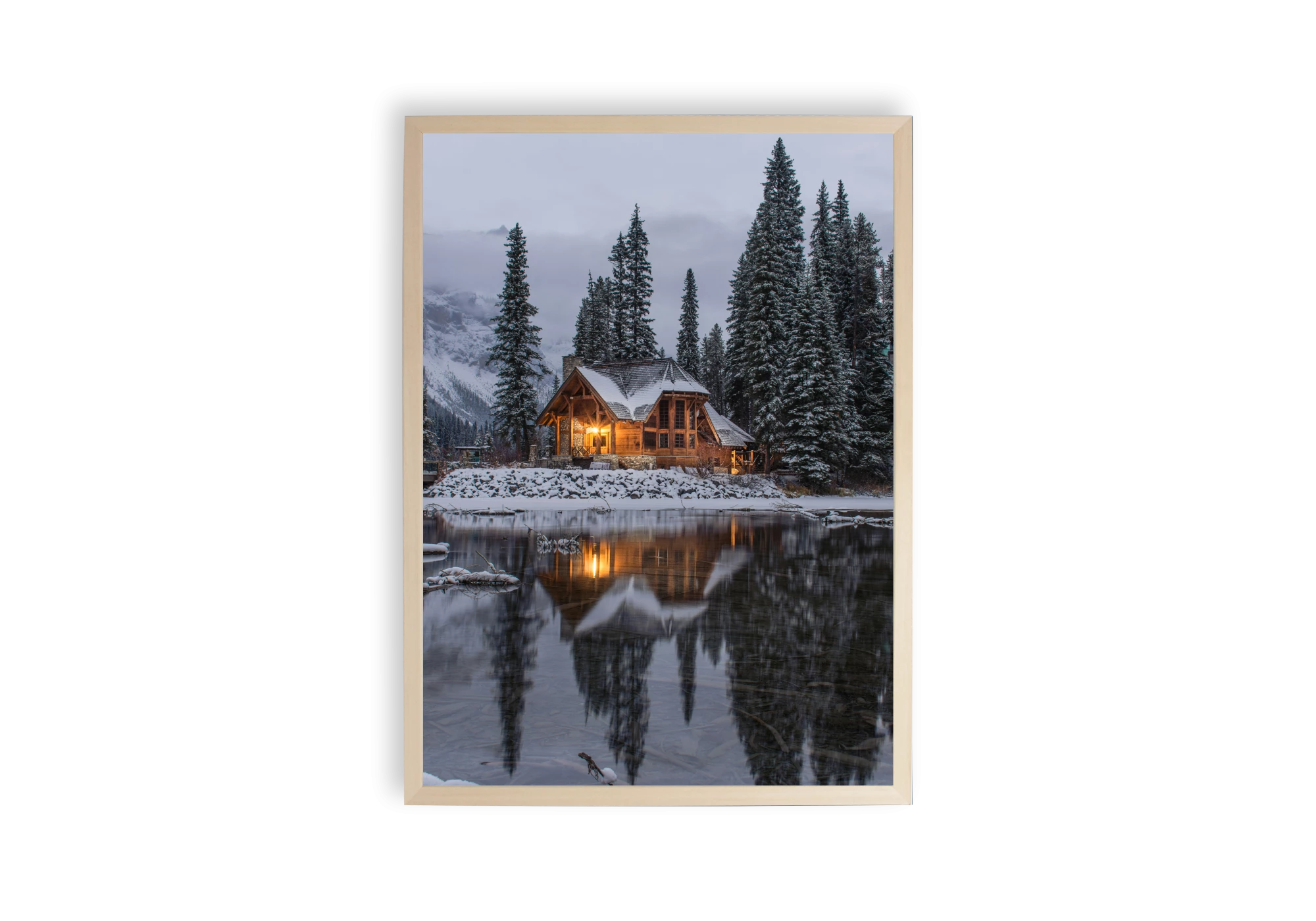 Cette affiche captivante représente un chalet chaleureux au bord d'un lac paisible entouré de neige et de sapins majestueux. Parfait pour ajouter une touche de sérénité hivernale à n'importe quel intérieur. Encadrée, elle s'intègre aisément dans votre collection d'affiches décoratives.
