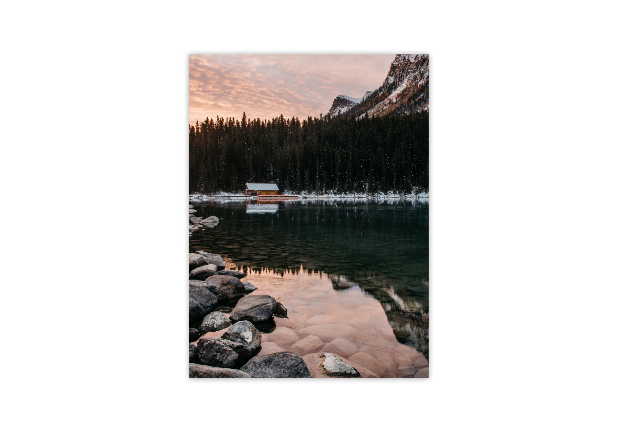 Découvrez un poster captivant avec un cadre élégant, parfait pour sublimer vos intérieurs de maison. Cette image de lac et montagne enveloppée de nature offre une échappée visuelle, idéale pour les amateurs d’affiches décoratives visant à instaurer une atmosphère sereine.