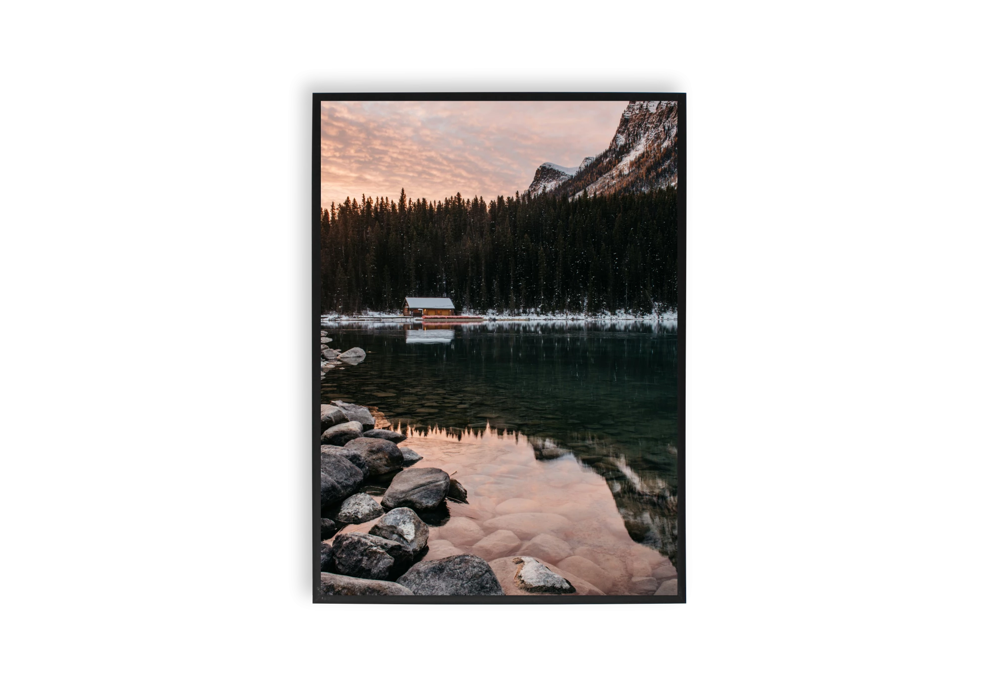 Admirez la sérénité d'un chalet isolé au bord d'un lac, entouré de montagnes majestueuses. Un poster parfait pour ajouter une touche de calme et de nature à votre intérieur. Encadré avec soin, il complètera élégamment l'ambiance de votre maison.