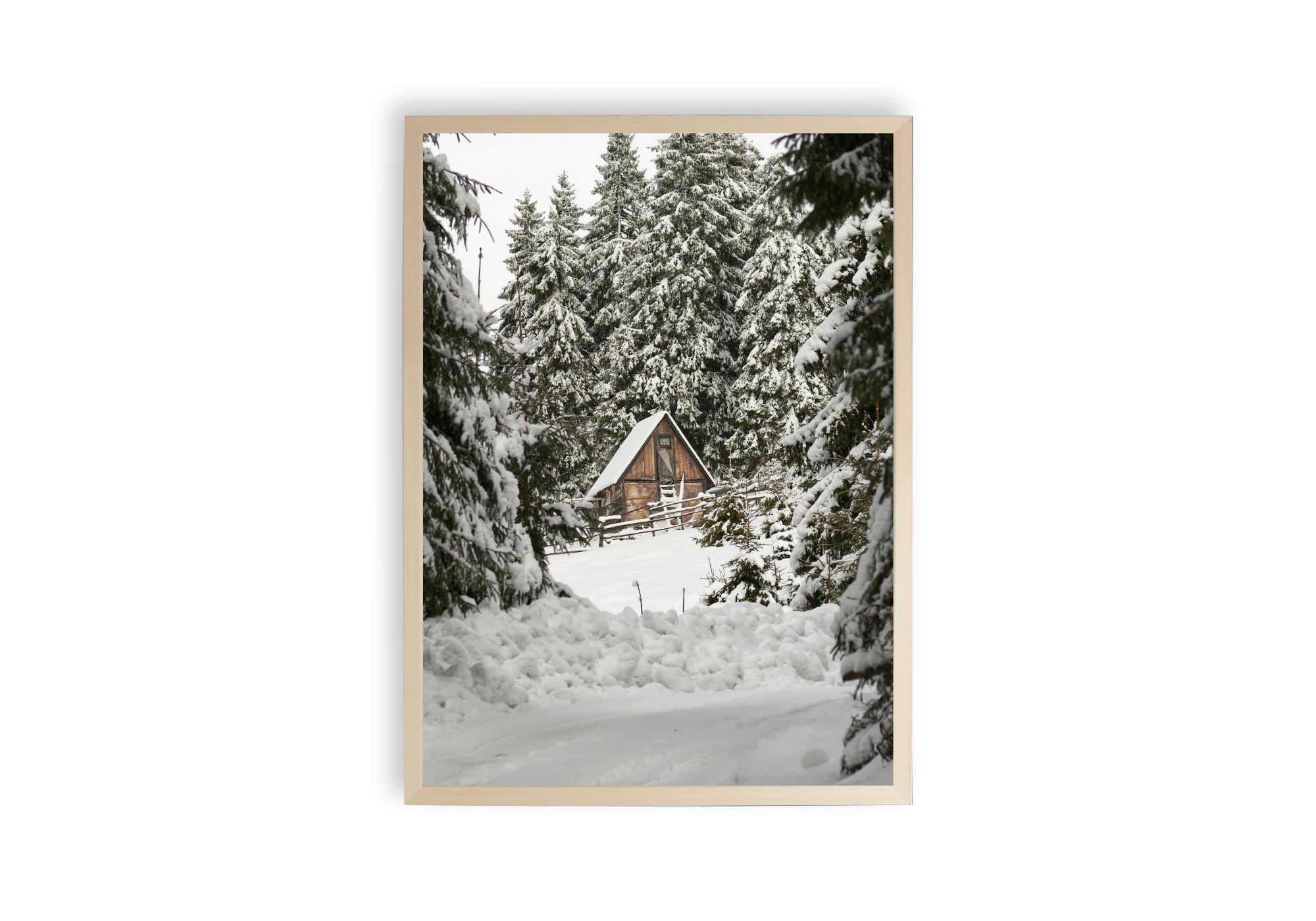 Admirez cette affiche d'une cabane en bois nichée au cœur d'une forêt enneigée, encadrée pour sublimer votre intérieur. Idéale pour apporter une touche chaleureuse et nature à votre maison. Ce poster met en avant le charme authentique des paysages hivernaux.