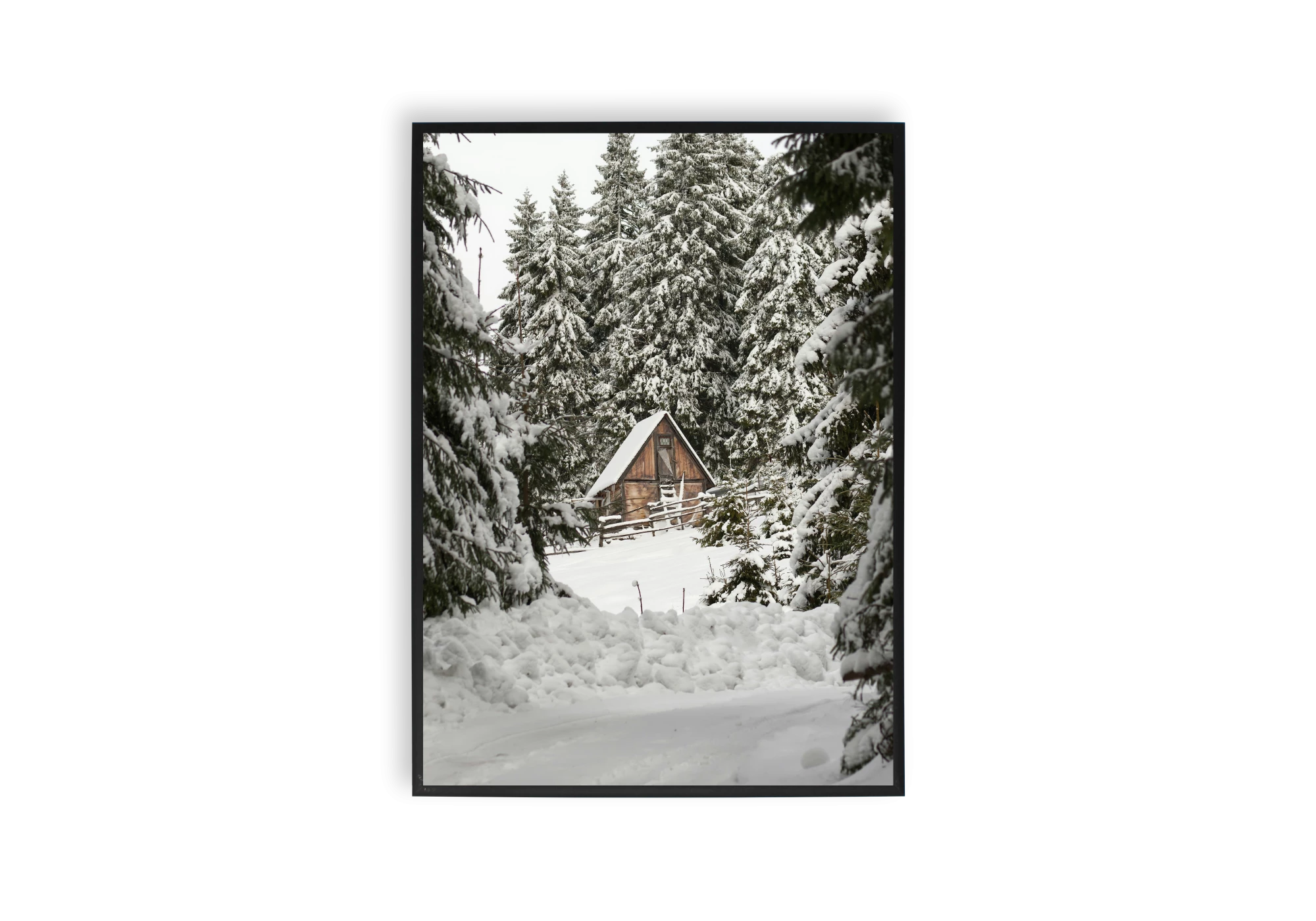 Décorez votre intérieur avec cette affiche cadre d'un chalet niché au cœur de la forêt enneigée. Les affiches de paysages hivernaux apportent une atmosphère apaisante et chaleureuse à votre maison, transformant chaque pièce en un véritable havre de paix accueillant.