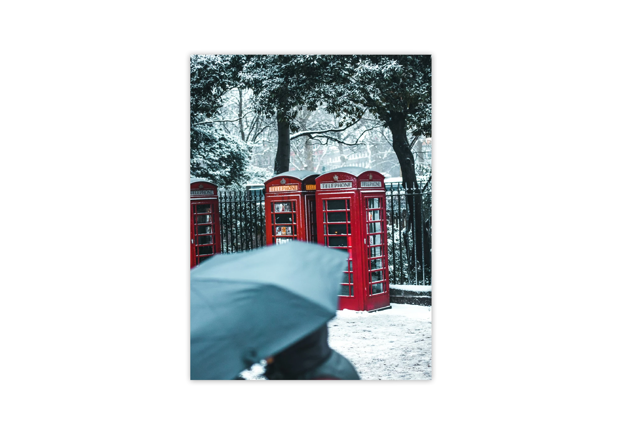 Explorez le charme nostalgique avec cette affiche de cabines téléphoniques rouges sous la neige. Parfait pour un cadre moderne, ce poster enrichit votre intérieur et apporte une touche de design authentique à votre maison.