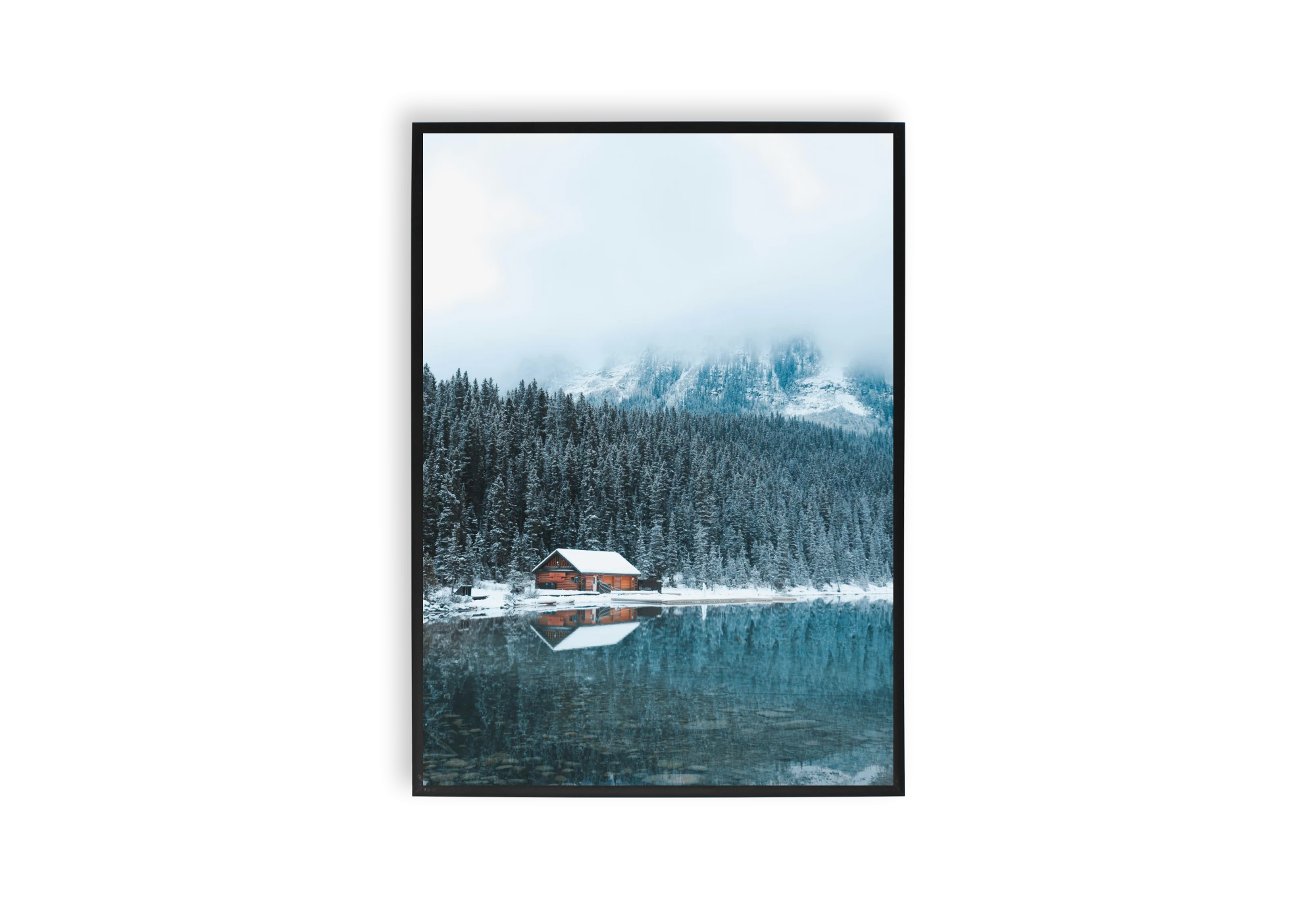Ce poster captivant d'un chalet isolé et enneigé, bordé par une forêt dense, ajoute une touche de sérénité à votre intérieur. Parfaitement encadré, il s'intègre harmonieusement dans toute maison, transformant vos murs avec un charme naturel et paisible.