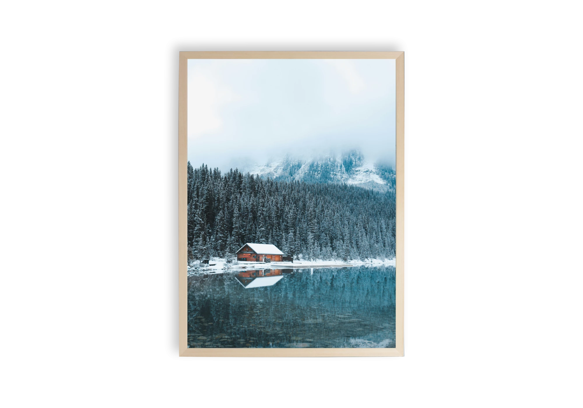 Admirez une maison paisible dans un cadre hivernal avec cette affiche captivante. Parfait pour sublimer l'intérieur de votre maison, ce poster encadré apporte une touche de sérénité et d'élégance, idéales pour créer une atmosphère apaisante et inspirante. Affiches uniques pour votre intérieur.