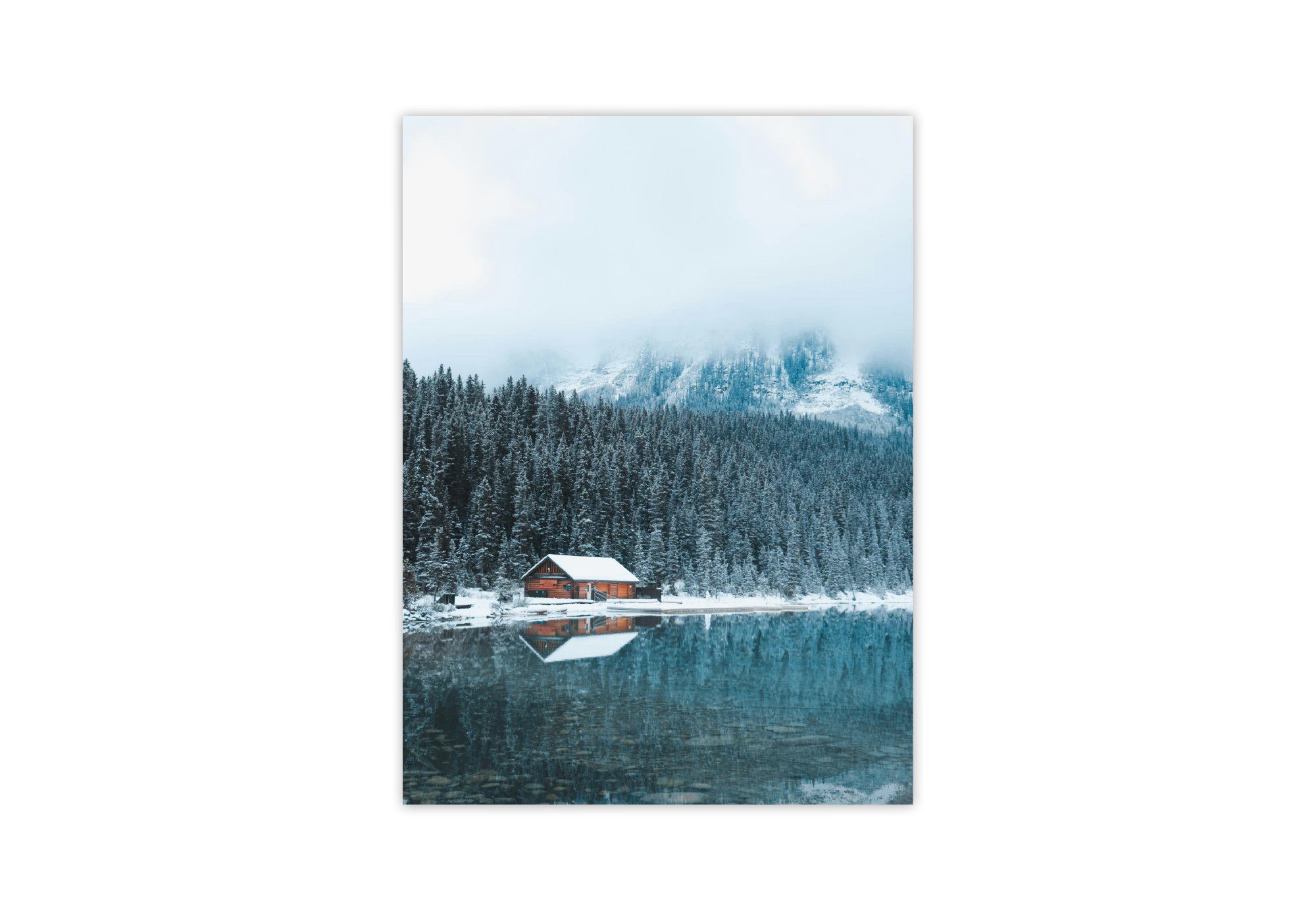 Découvrez notre poster captivant d'une maison pittoresque au bord d'un lac entouré de forêts enneigées. Parfait pour apporter une touche sereine et naturelle à votre intérieur. Idéal pour encadrer et sublimer vos murs avec une beauté apaisante et raffinée.