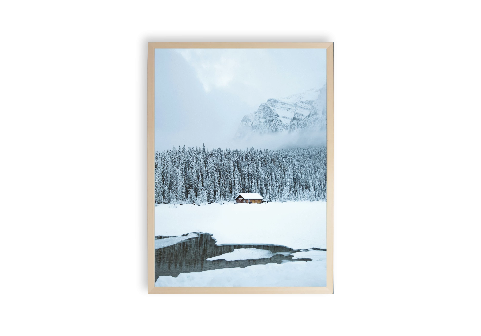 Découvrez cet élégant poster encadré, parfait pour sublimer l'intérieur de votre maison avec une touche de tranquillité hivernale. Cette affiche, capturant un chalet isolé dans un paysage enneigé, s'intègre harmonieusement dans tout espace moderne ou rustique.