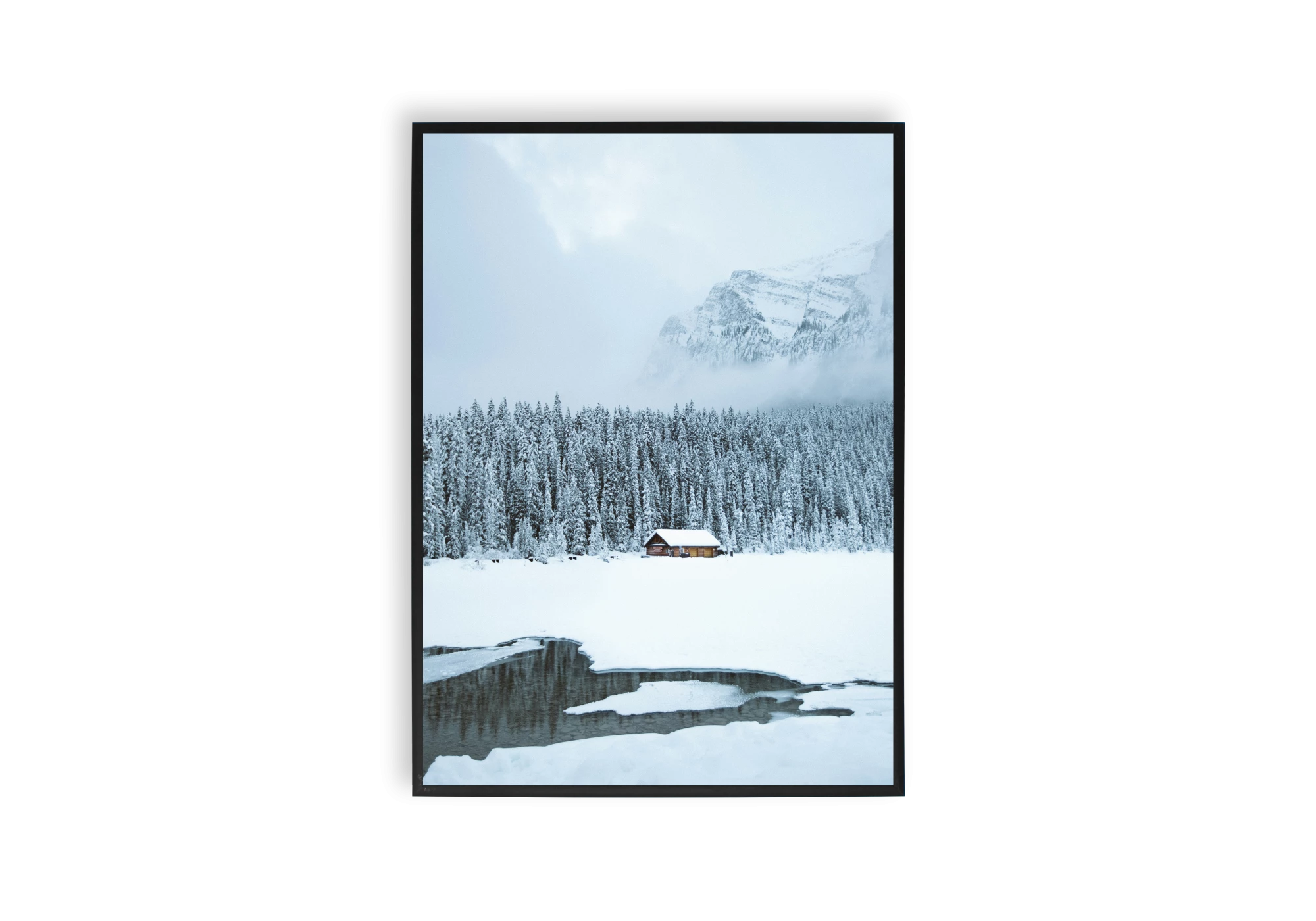 Capturez la sérénité d'une maison isolée dans un paysage hivernal. Ce poster en cadre apporte une touche paisible et naturelle à tout intérieur. Parfait pour ceux qui cherchent à enrichir leurs affiches murales par un souffle de nature sauvage et calme.