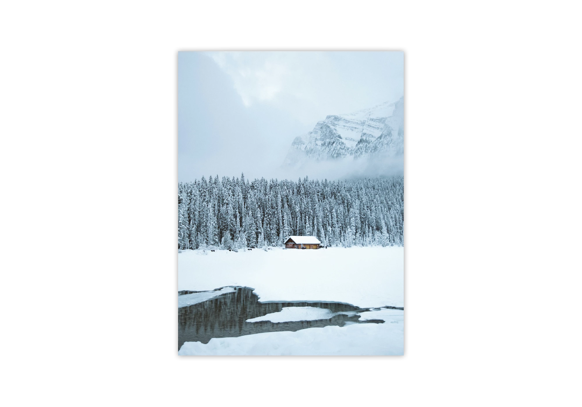 Affiche d'un chalet isolé entouré de neige et de sapins, idéale pour une décoration d'intérieur chaleureuse. Ce cadre apaisant apporte une touche de sérénité à votre maison, parfait pour enrichir votre collection d'affiches sur la thématique naturelle.