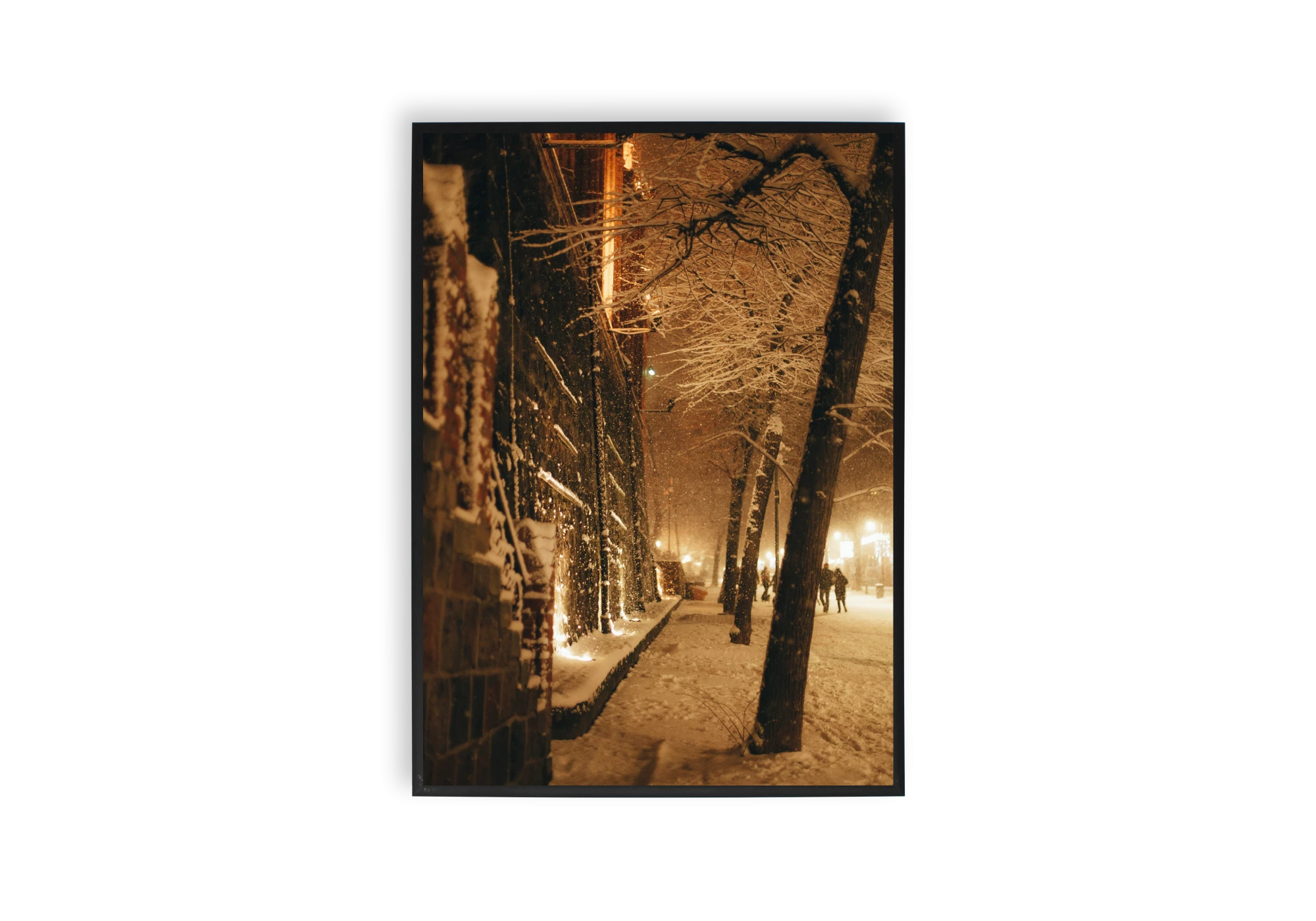 Capturez la sérénité d'une rue enneigée avec ce poster encadré, idéal pour ajouter une touche chaleureuse à votre intérieur. Parfait pour les amateurs d'affiches qui souhaitent embellir leur maison avec des scènes hivernales enchanteresses.