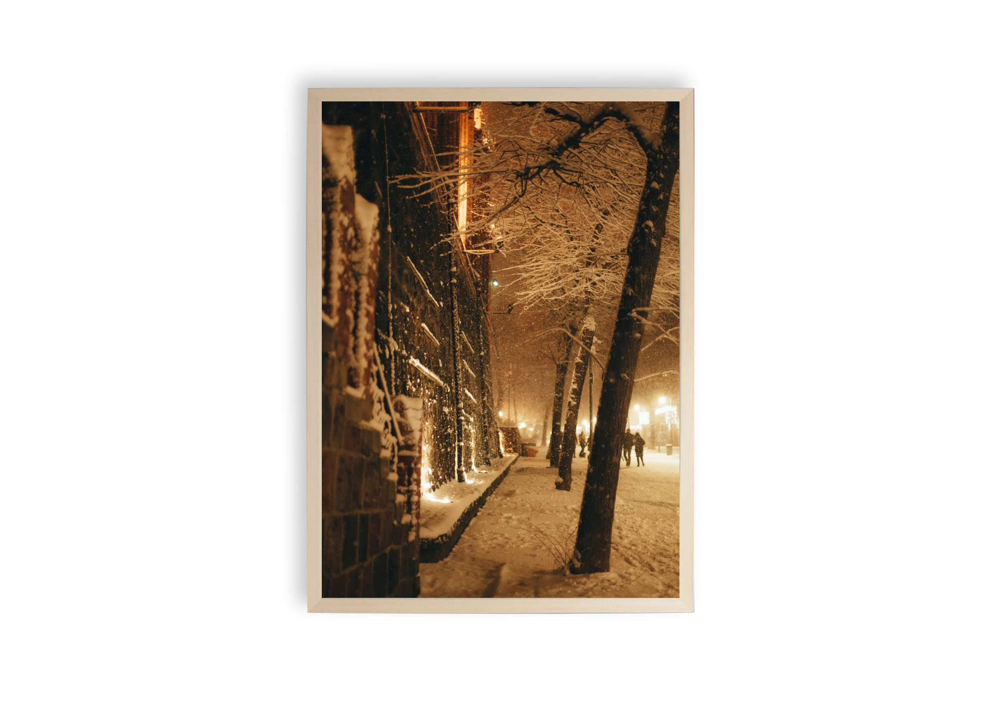 Capturez la magie des soirées enneigées avec cette affiche élégante. Parfaite pour ajouter une touche de charme hivernal à votre intérieur. Ce poster encadré évoque le calme et la beauté d'une promenade nocturne sous la neige. Idéal pour décorer votre maison avec style.