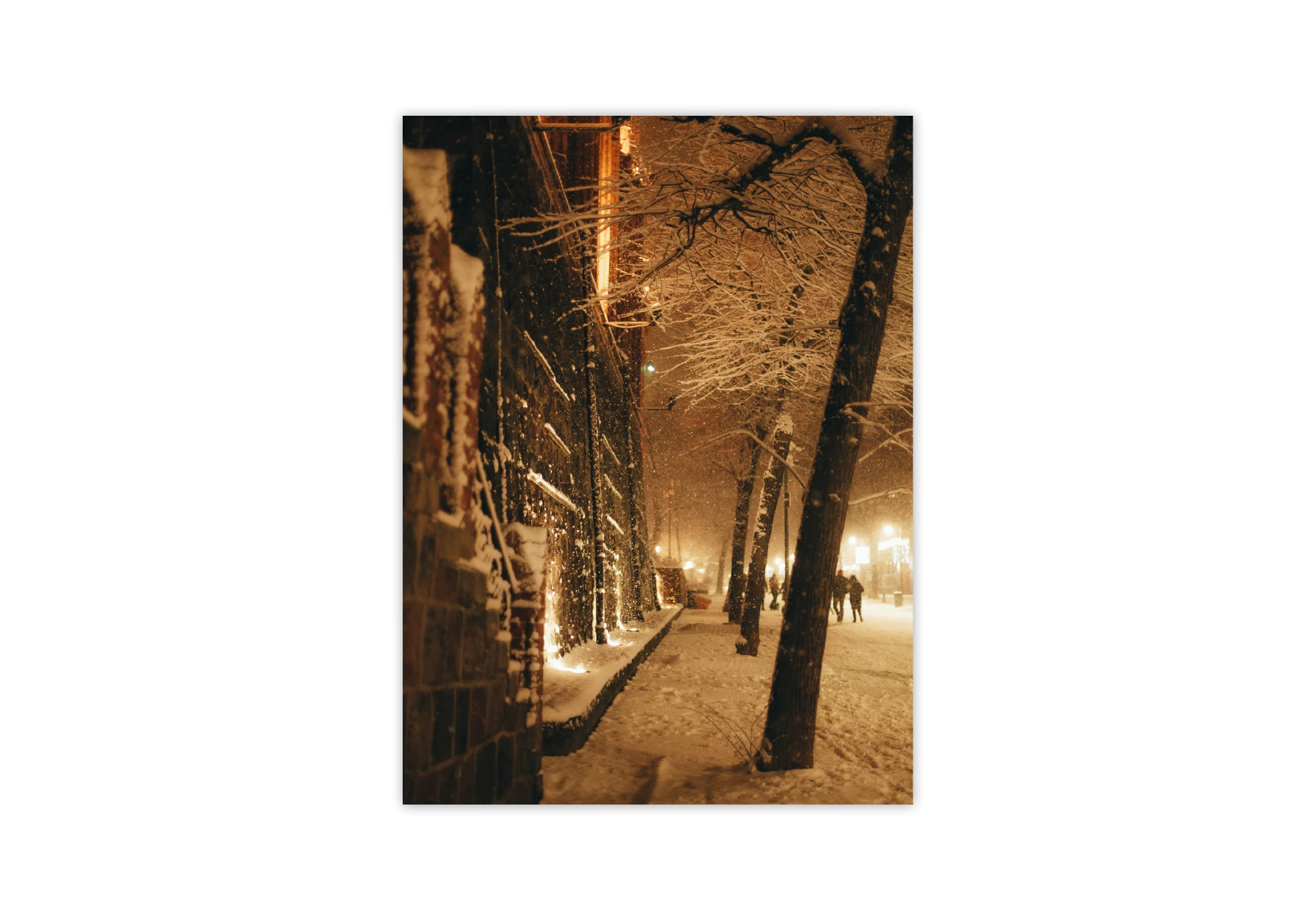 L'affiche capture une scène hivernale où la lumière dorée éclaire un chemin bordé d'arbres enneigés. Idéale pour ajouter une touche chaleureuse à votre intérieur, ce cadre évoque la tranquillité et la beauté paisible de l'hiver, parfait pour décorer votre maison.
