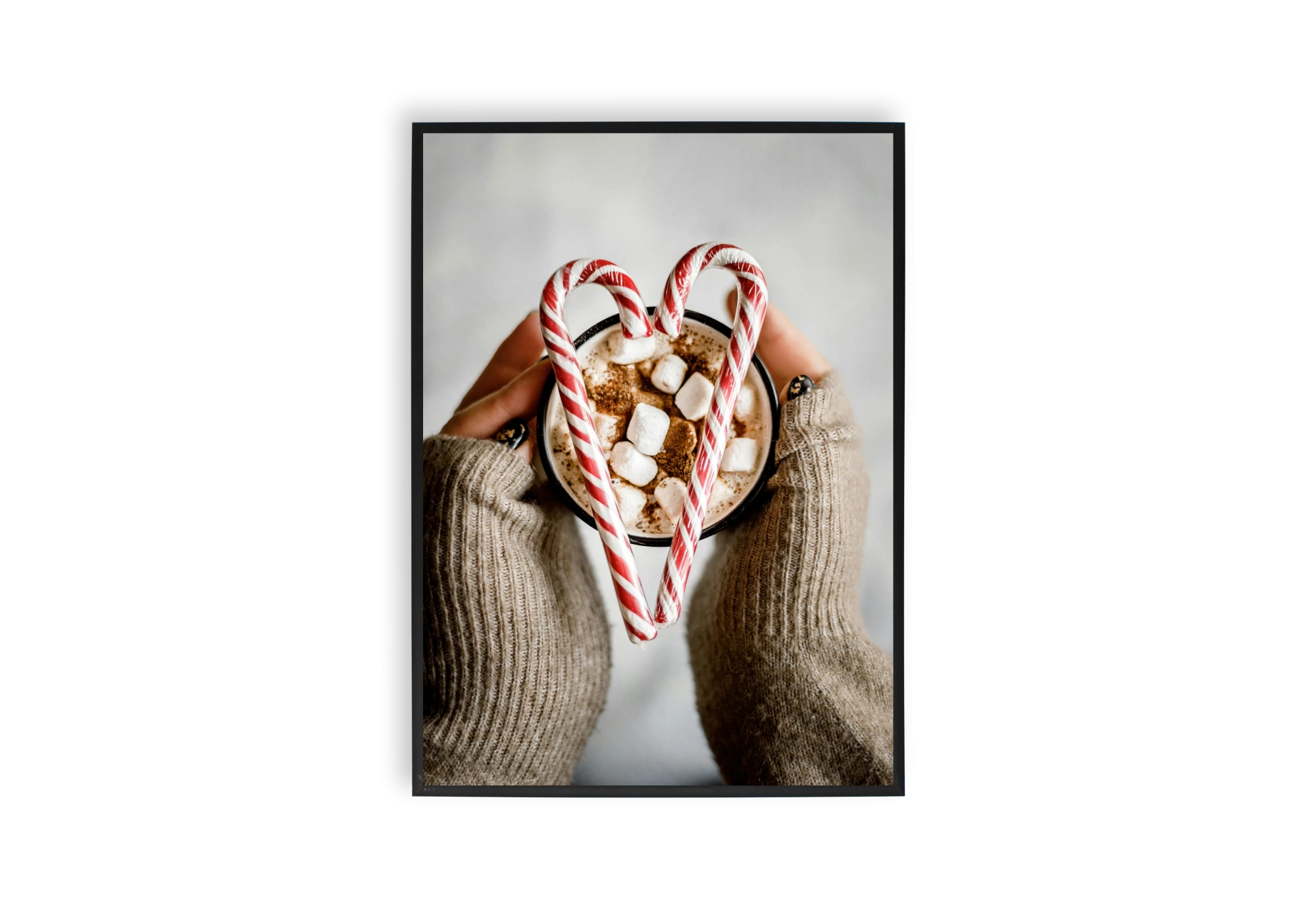 Cette affiche apporte une touche chaleureuse à votre maison. Le poster présente une image réconfortante de chocolats chauds et guimauves, parfait pour un cadre d'intérieur cocooning. Idéal pour compléter votre collection d'affiches murales confort.