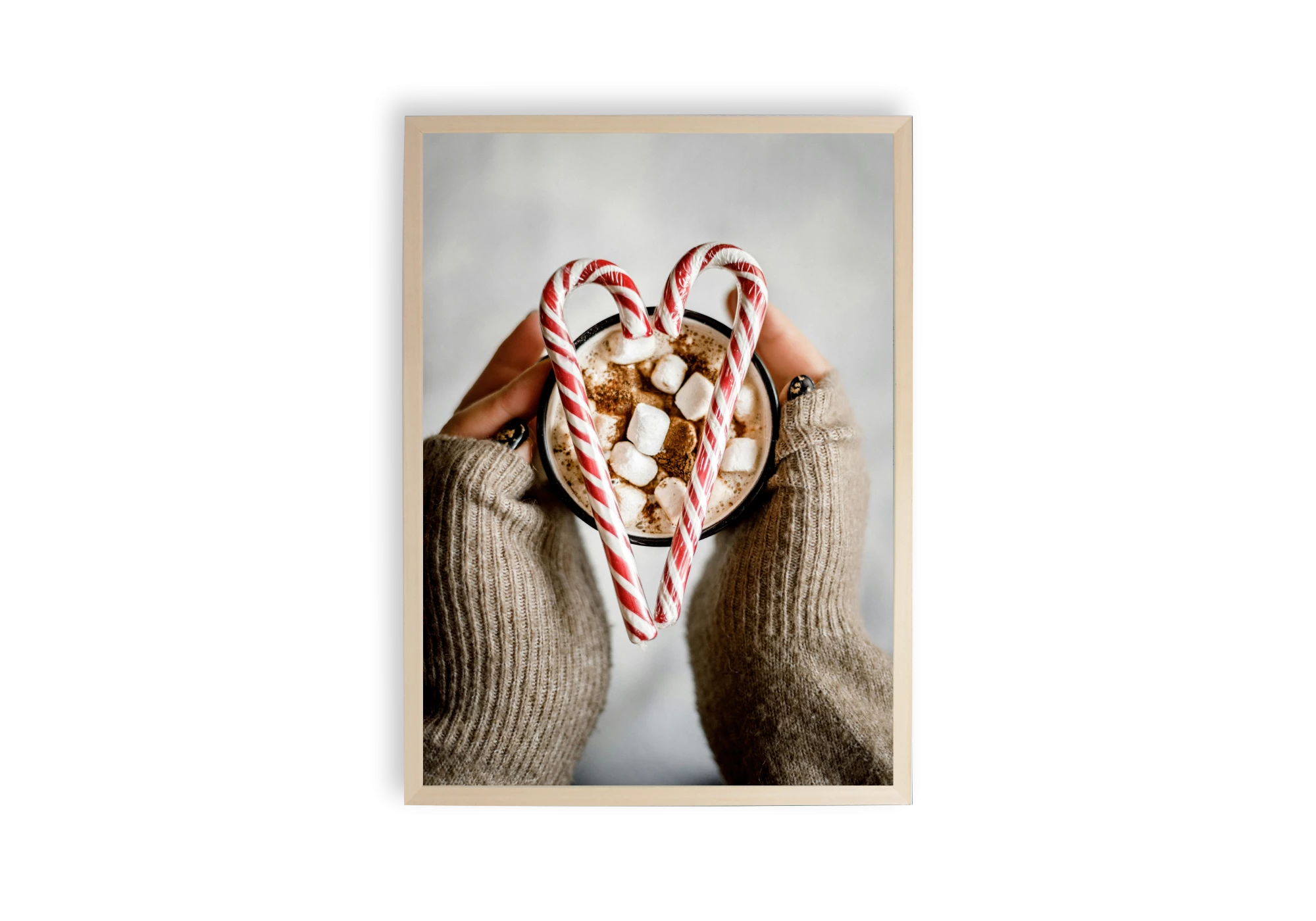 Décorez votre maison avec ce poster encadré illustrant une scène cosy et chaleureuse : deux cannes en sucre forment un cœur au-dessus d'un chocolat chaud crémeux. Parfait pour ajouter une touche douce et accueillante à votre intérieur.