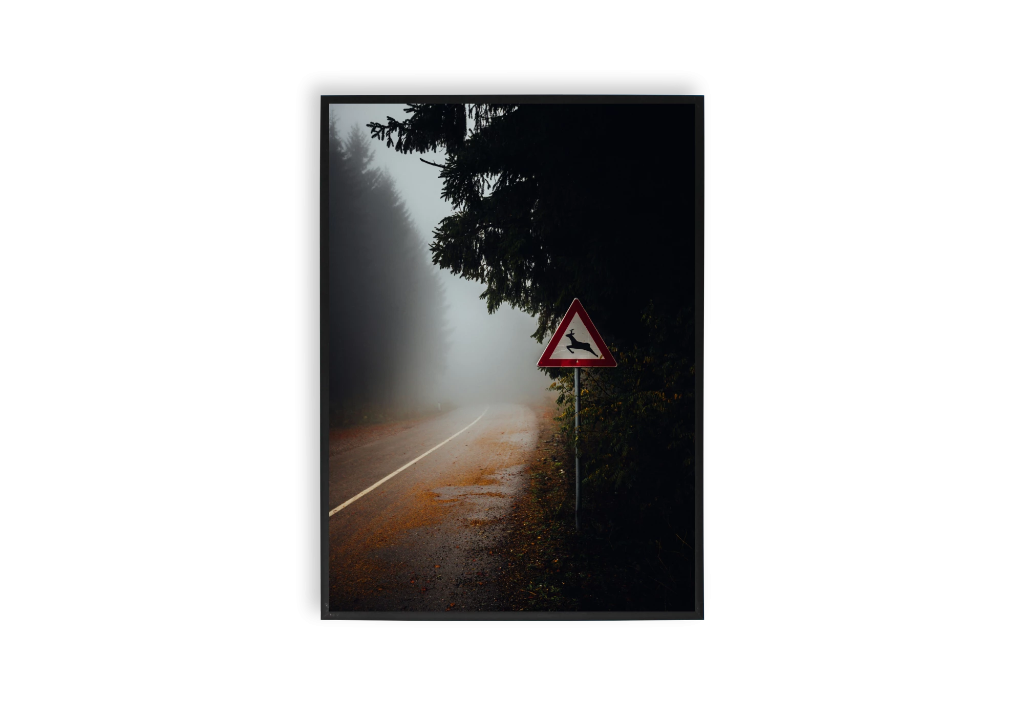Ce poster captivant, encadré pour un intérieur moderne, met en avant une route brumeuse bordée d'arbres, avec un panneau de signalisation de cerf. Parfait pour une maison qui apprécie les affiches et cadres évoquant la sérénité et l'évasion naturelle.