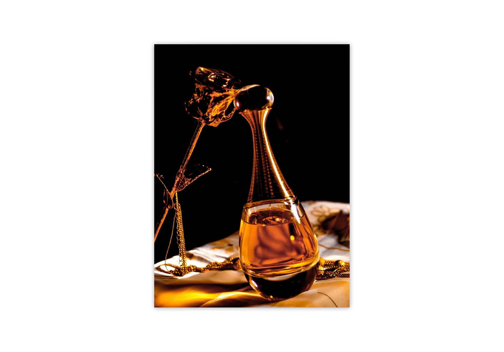 Apportez une touche de luxe à votre intérieur avec ce poster encadré d'une bouteille de parfum élégante. Ses tons dorés et bruns ajoutent une ambiance raffinée à votre maison, transformant votre espace en un lieu sophistiqué grâce à son charme intemporel.