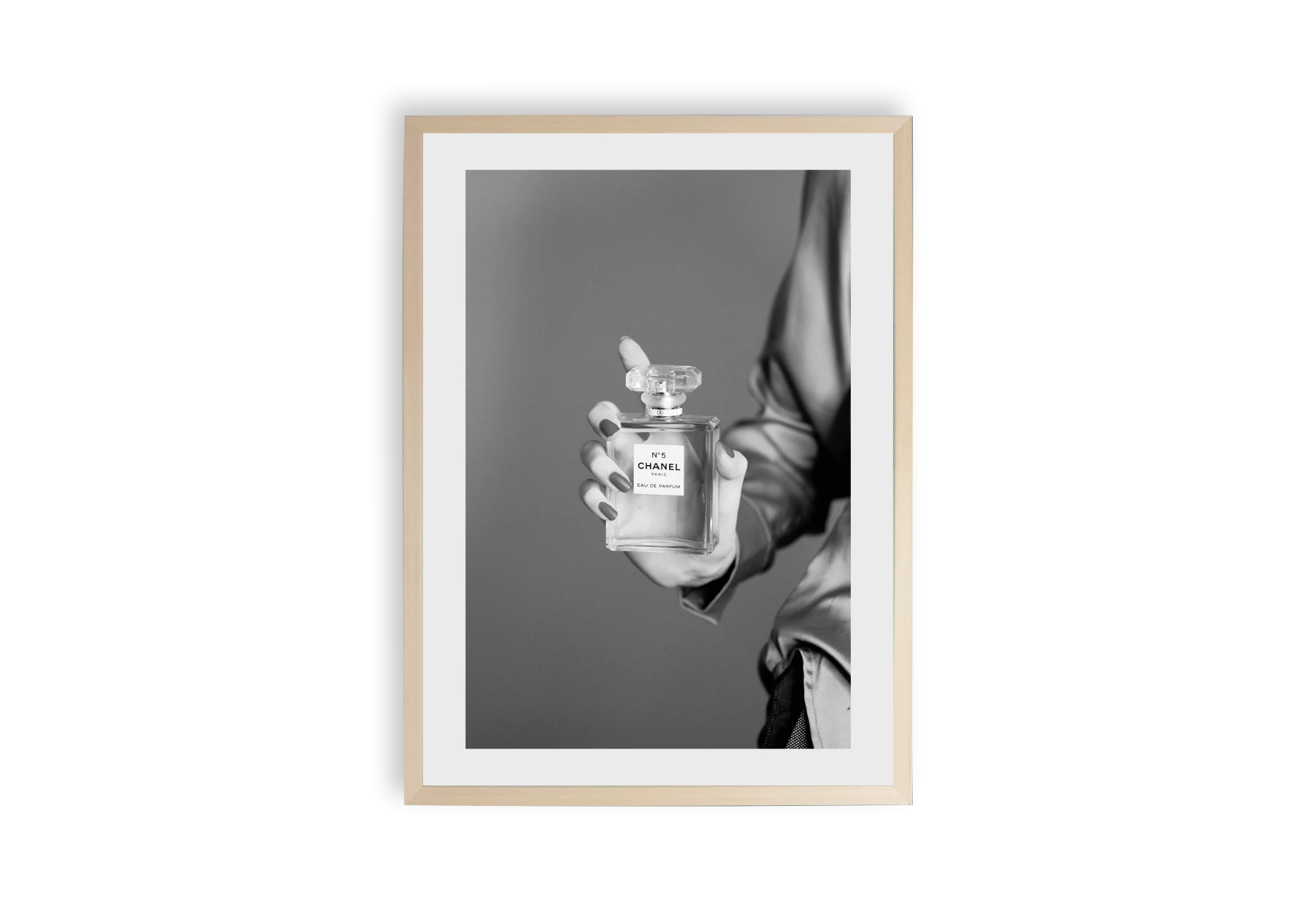 Apportez une touche de sophistication à votre intérieur avec cette affiche encadrée, mettant en avant une icône de luxe. Les détails en noir et blanc créent une ambiance chic et moderne, parfaite pour embellir n'importe quelle pièce de votre maison.