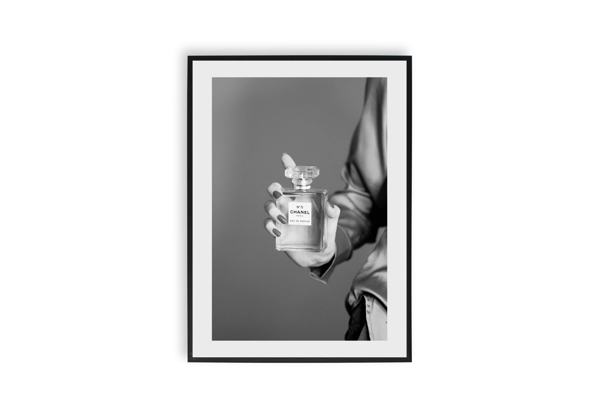 Apportez une touche de sophistication à votre maison avec ce poster encadré illustrant une bouteille de parfum iconique. Parfait pour enrichir votre décor intérieur, il s'intègre harmonieusement avec d'autres affiches pour créer un espace esthétique et raffiné.
