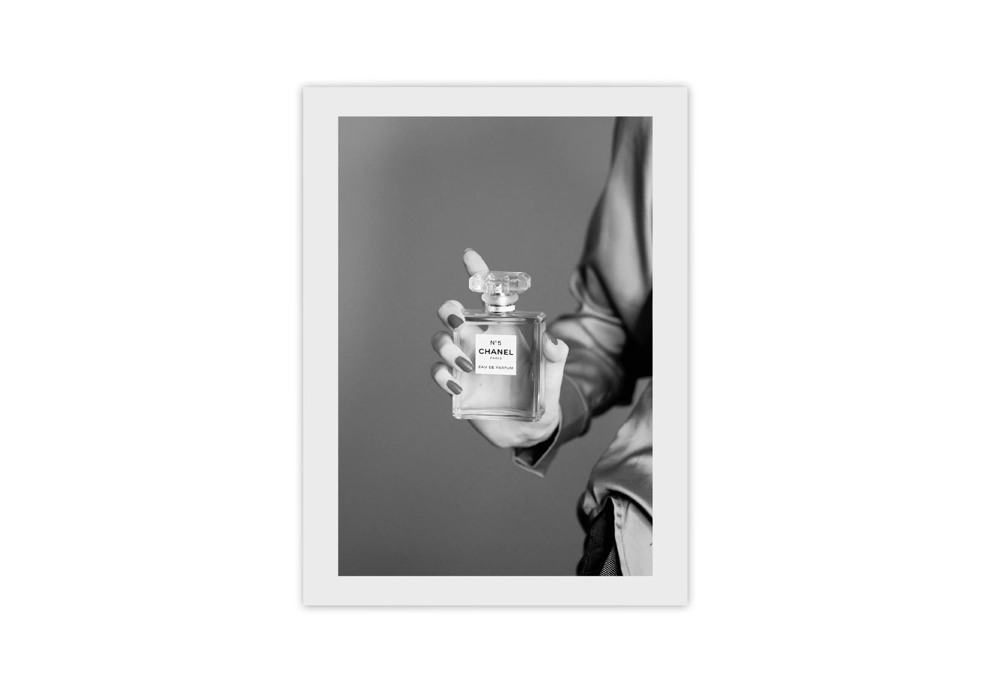 Découvrez cette affiche sophistiquée pour votre intérieur, mettant en valeur un flacon iconique. Parfait pour un décor moderne, ce poster encadré apportera une touche chic à votre maison. Avec ses teintes monochromes, il s'intègre harmonieusement à tout style.
