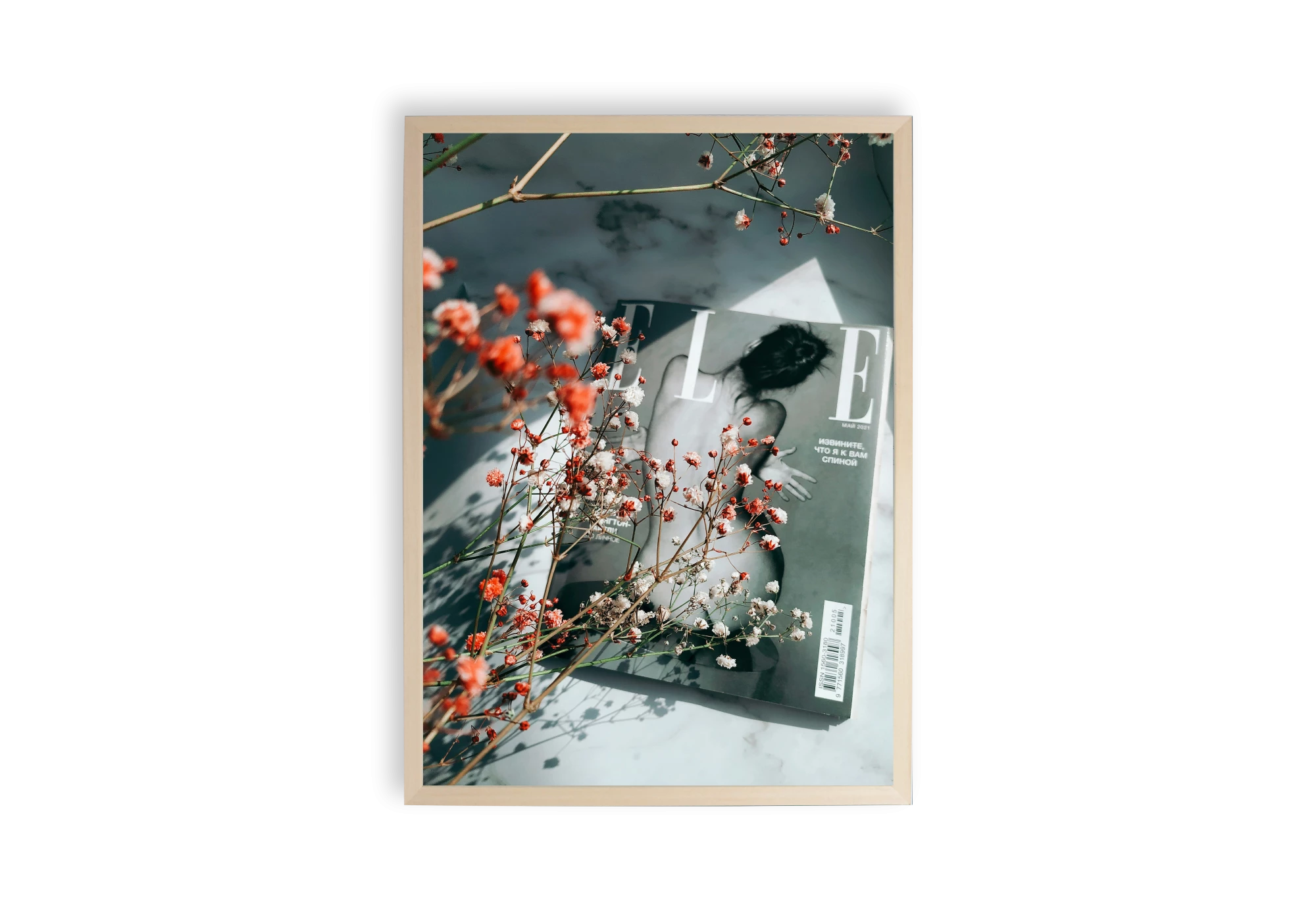 Découvrez une affiche élégante pour votre intérieur. Ce poster présente une composition délicate de fleurs et de magazines, idéal pour embellir votre maison. Encadrée avec soin, cette image met en scène un jeu subtil de couleurs et de textures pour un effet visuel captivant.