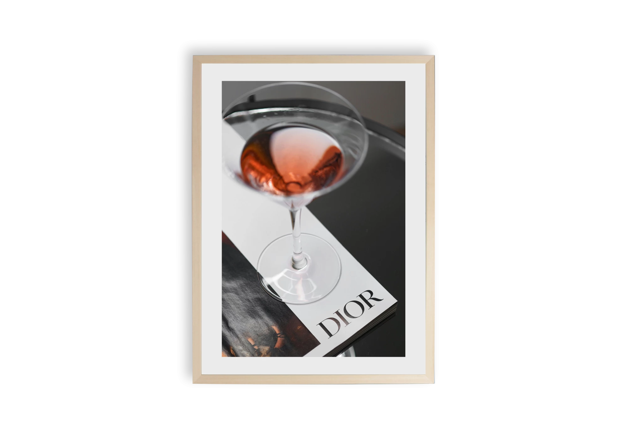 Ajoutez une touche de sophistication à votre maison avec ce poster élégant. Un cadre mettant en scène un cocktail raffiné sur une table au design soigné. Parfait pour sublimer votre intérieur avec des affiches modernes et stylées.