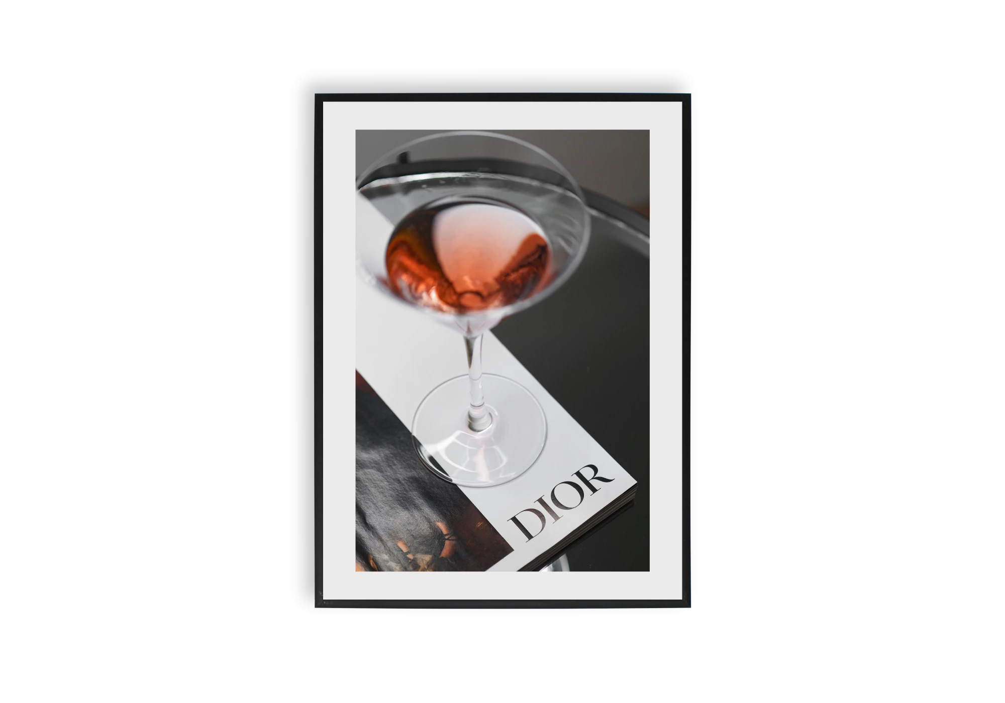 Cette affiche raffinée avec un verre de cocktail et un magazine Dior évoque une ambiance chic et contemporaine. Parfaite pour embellir le cadre de votre maison, elle apporte une touche de luxe et de style à votre intérieur grâce à ses détails subtils et sophistiqués.