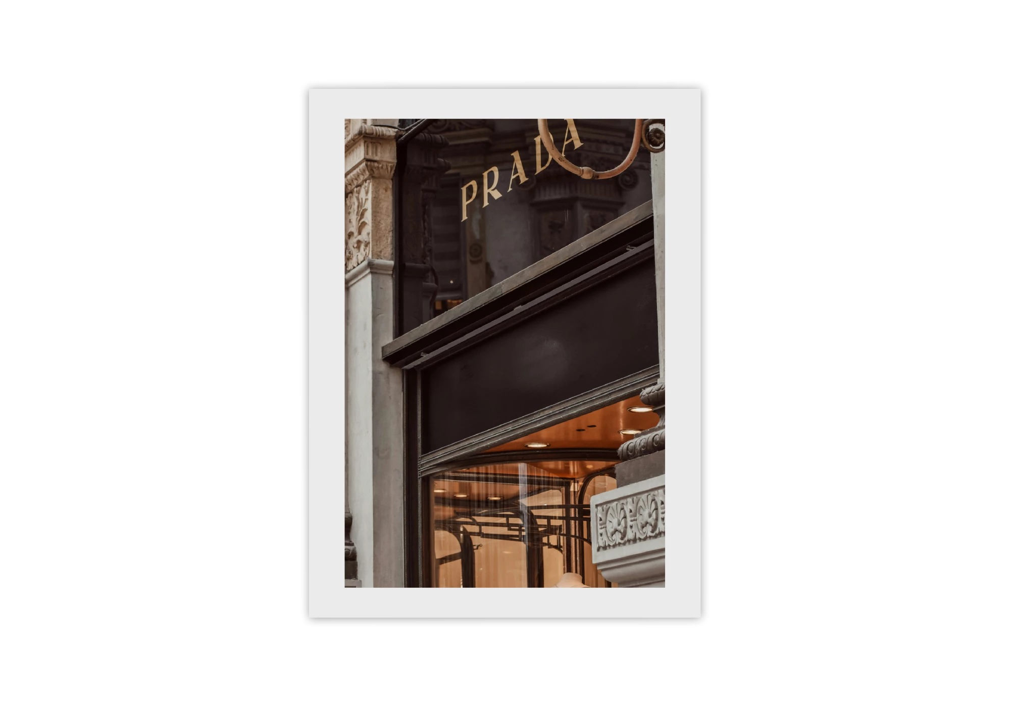 Un poster élégant pour votre intérieur, capturant l'essence de la ville avec une touche artistique. Parfait pour décorer votre maison avec des cadres tendance qui mettent en valeur des affiches urbaines uniques.