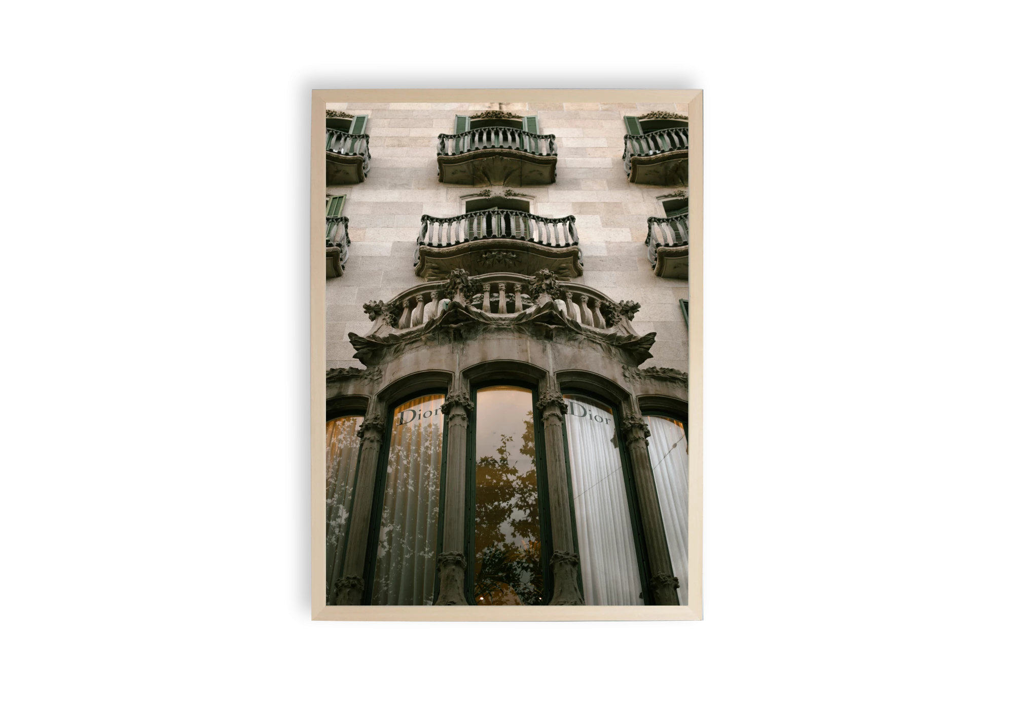 Ajoutez une touche sophistiquée à votre intérieur avec ce poster captivant. Ce cadre illustre des balcons ornés sur une façade historique, évoquant un charme classique. Idéal pour sublimer vos murs et créer une atmosphère artistique et raffinée dans votre maison.