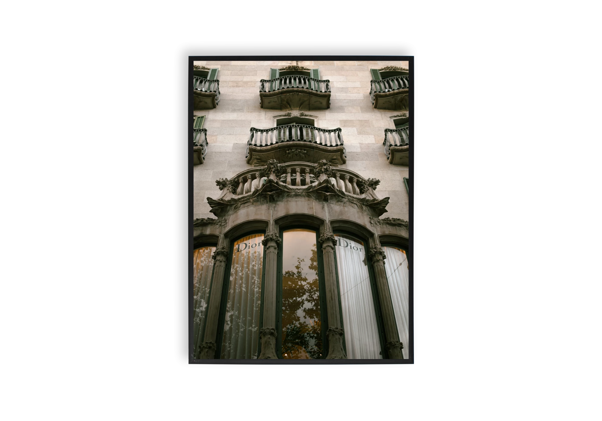 Cette affiche met en valeur un magnifique cadre architectural qui embellira votre intérieur. Idéale pour les amateurs d'affiches raffinées, elle épouse l'élégance des maisons classiques tout en ajoutant une touche contemporaine à votre décoration.