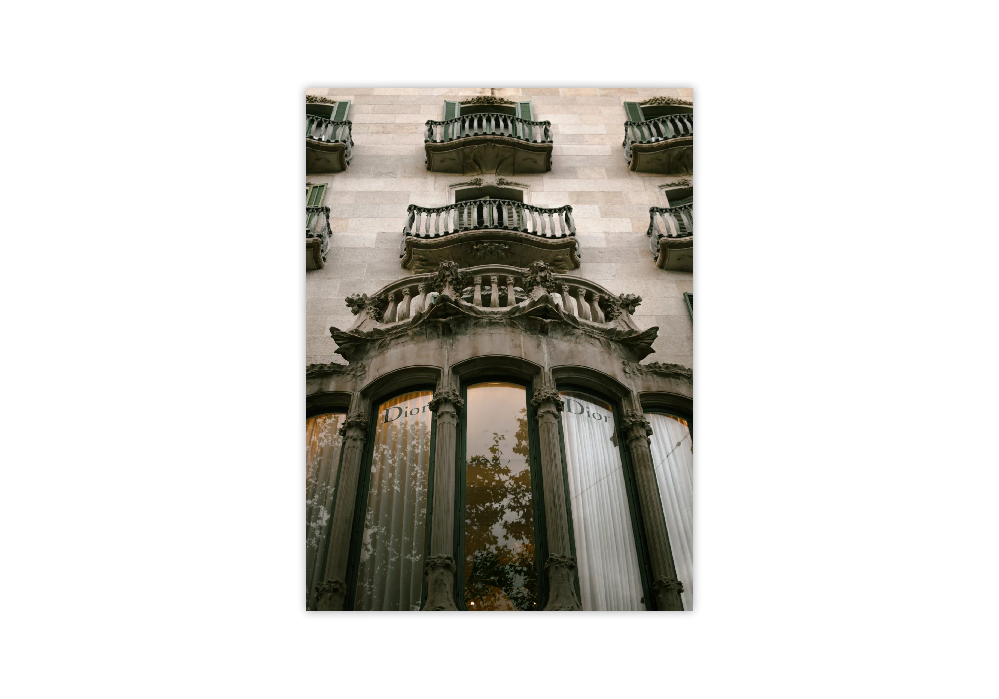 Ce poster capture la majesté d'une façade exquise, avec ses balcons ornementés. Parfait pour sublimer votre intérieur, ce cadre apportera un charme unique à votre maison. Idéal pour les amateurs d'affiches architecturales recherchant sophistication et style.