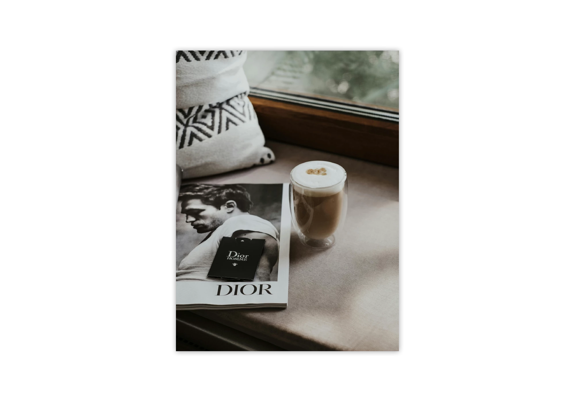 Apportez une touche de sophistication à votre intérieur avec cette affiche encadrée. Présentant un magazine élégant et un café mousseux sur un rebord de fenêtre, elle est idéale pour embellir votre maison avec style. Cadre parfait pour les amateurs de design raffiné.