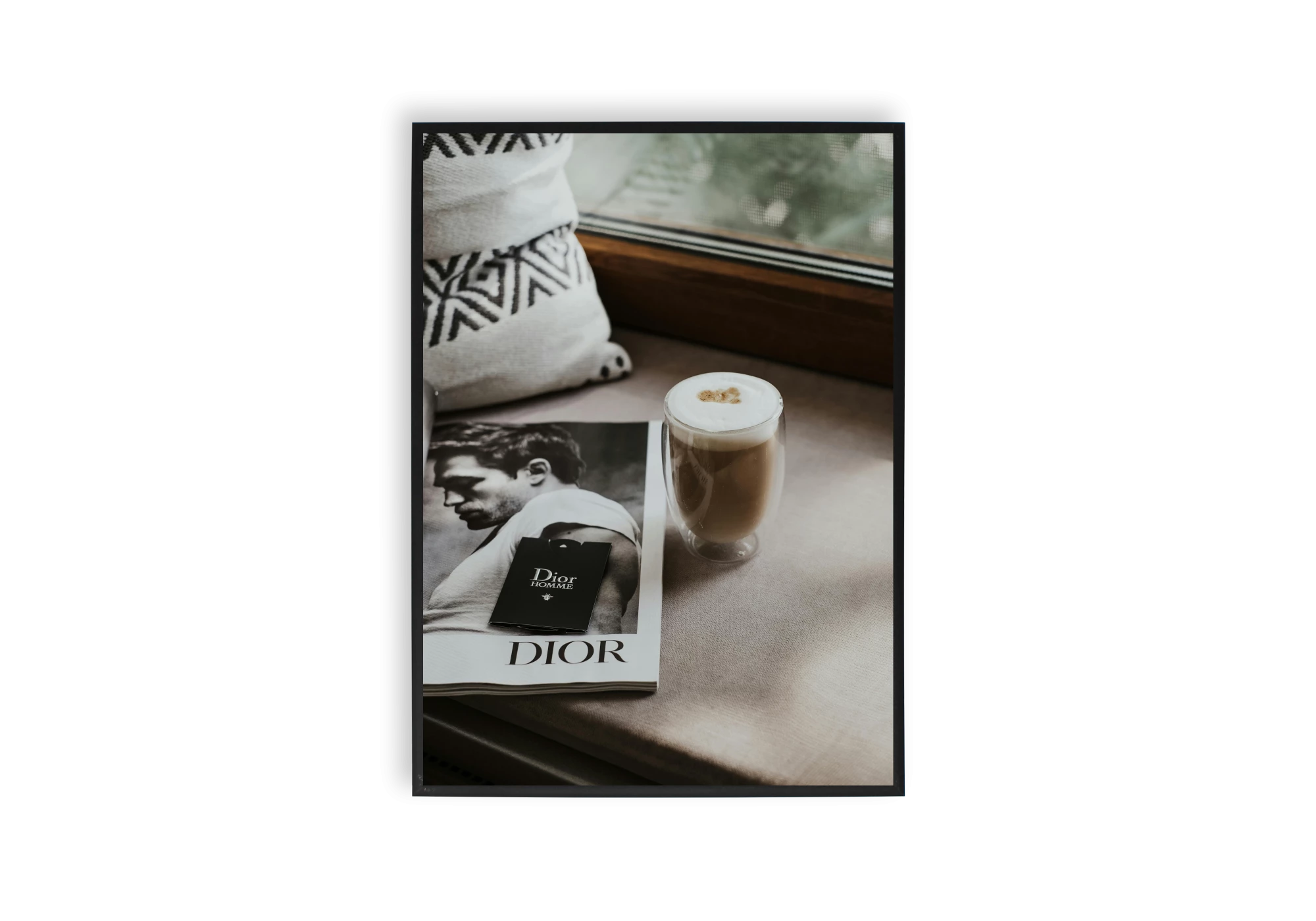 Cette affiche encadrée capture l'essence du confort à la maison, mariant lifestyle et design. Parfaite pour sublimer votre décoration intérieure avec style et sophistication.