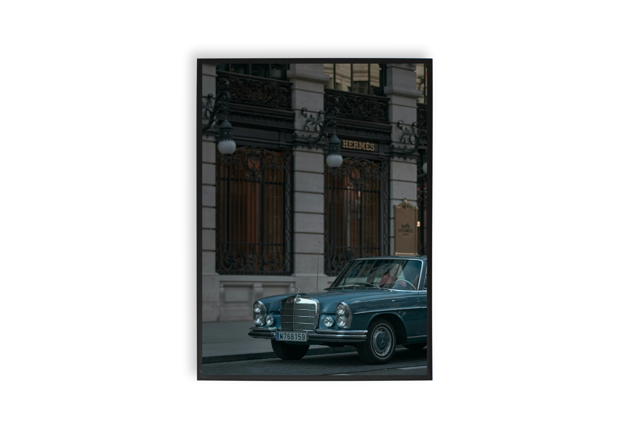 Cette affiche incarne l'élégance intemporelle d'une voiture vintage devant une boutique parisienne emblématique. Parfait pour décorer votre intérieur, ce poster encadré ajoute une touche de sophistication rétro à votre maison, enrichissant votre espace avec style et charme.