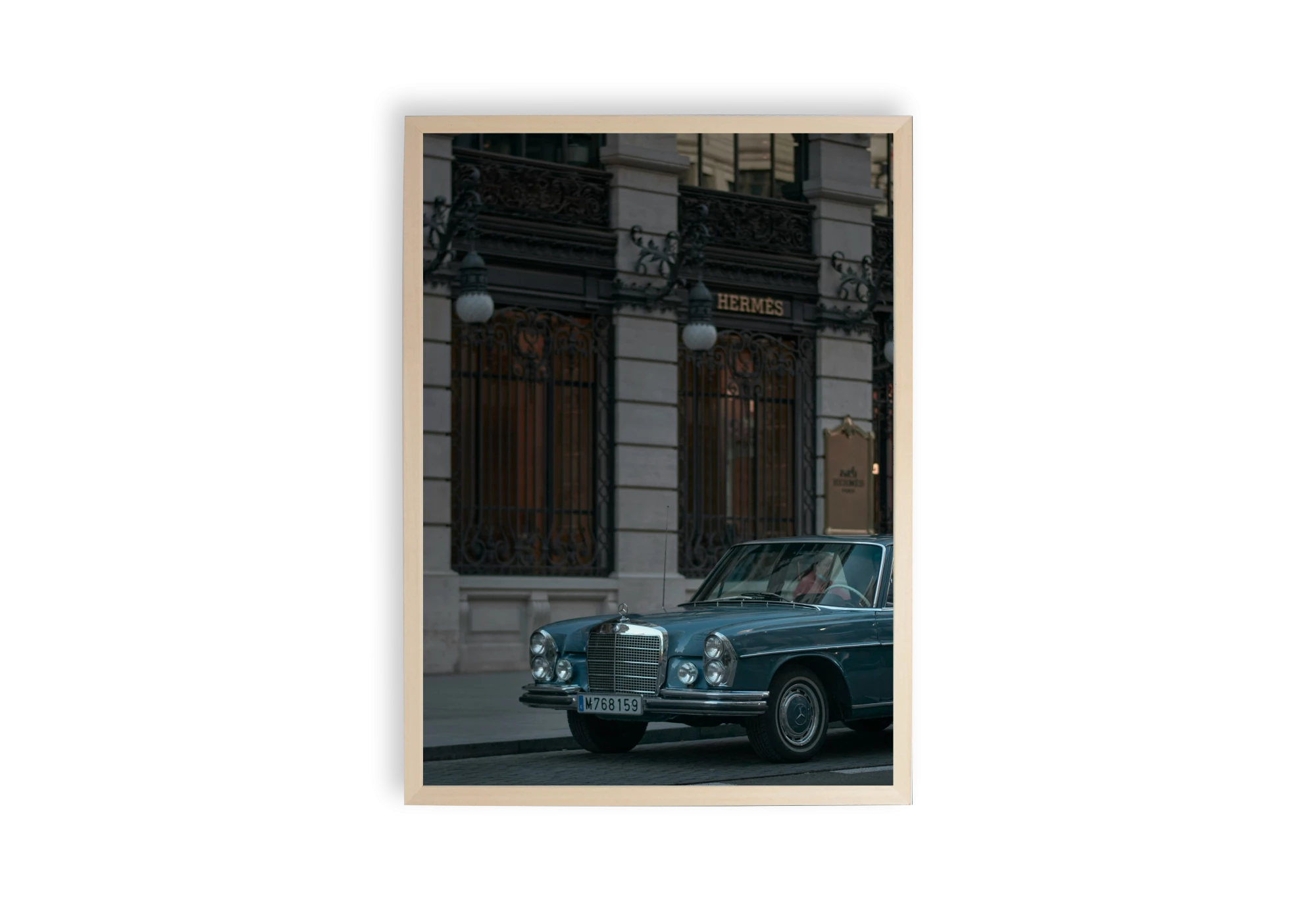 Découvrez notre collection de cadres classiques pour votre intérieur avec cette affiche emblématique. Un instant capturé devant une maison de luxe évoque un style intemporel. Parfait pour ajouter une touche sophistiquée à votre espace de vie.