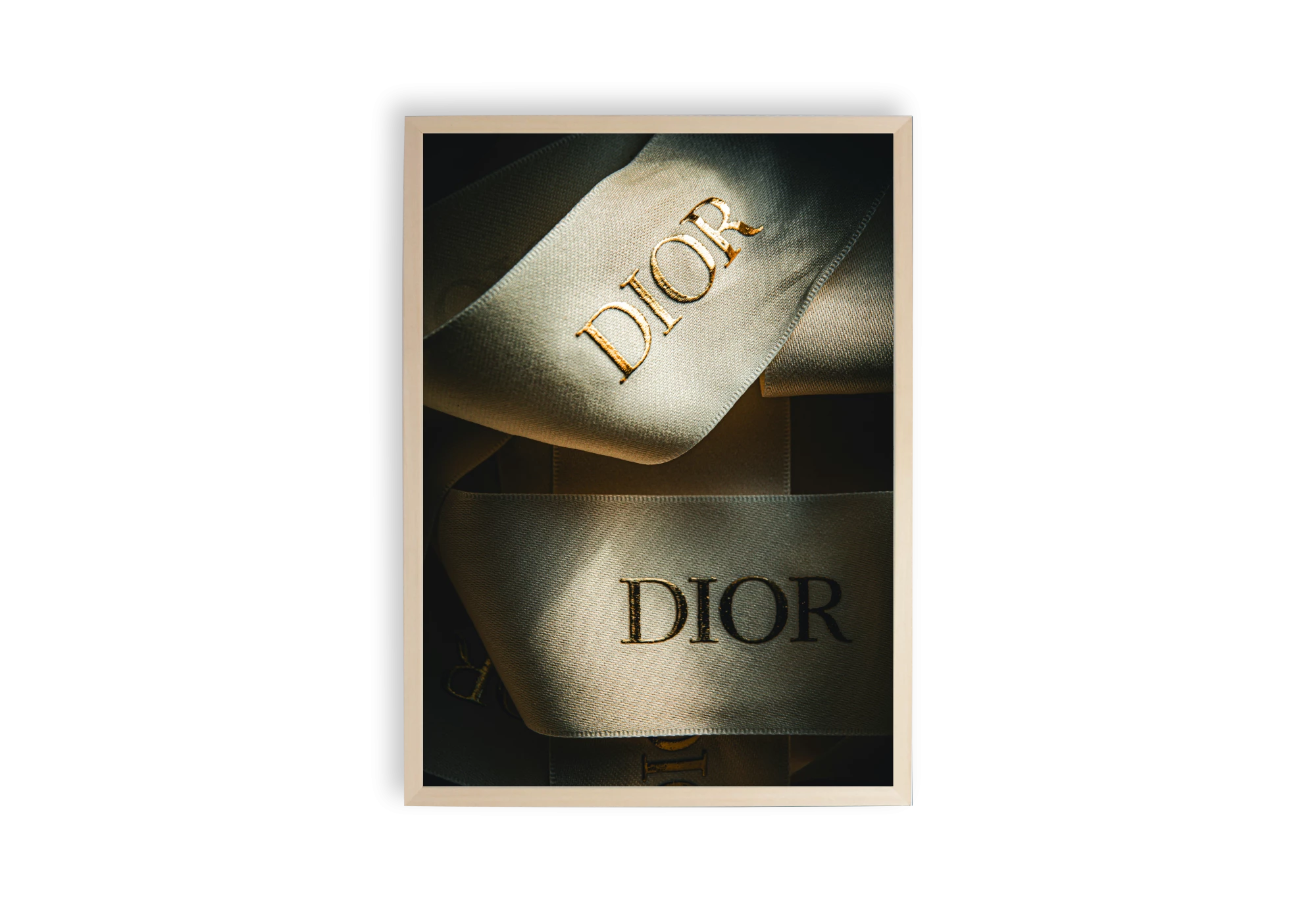 Découvrez cette affiche sublime pour embellir l'intérieur de votre maison. Parfaite dans un cadre, elle incarne le luxe et le style raffiné. Idéale pour les amateurs d'art qui souhaitent ajouter une touche sophistiquée à leur espace avec des affiches de qualité.