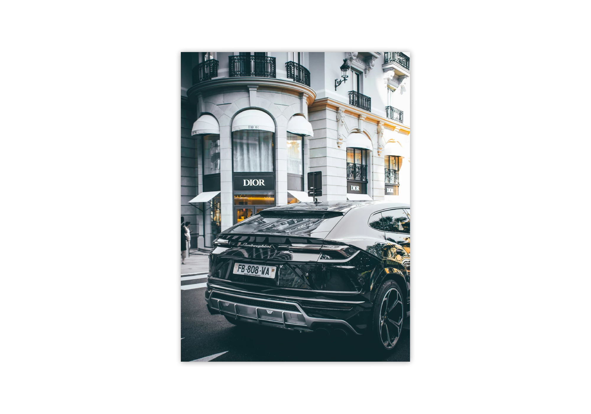 Découvrez cette affiche élégante alliant luxe et modernité. Idéale pour habiller votre intérieur, elle apporte une touche sophistiquée à votre maison. Ce poster encadré capture l'essence de la mode urbaine avec style et élégance.