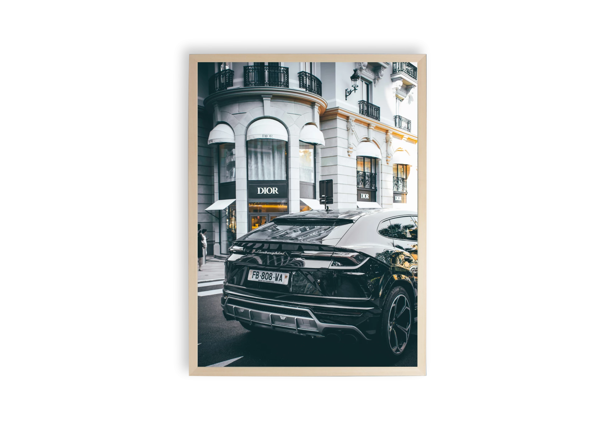 Découvrez notre collection d'affiches élégantes mettant en scène un cadre urbain raffiné. Idéal pour ajouter une touche de luxe à votre intérieur avec ce poster encadré, capturant l'essence sophistiquée de la maison de mode et d'une voiture emblématique.