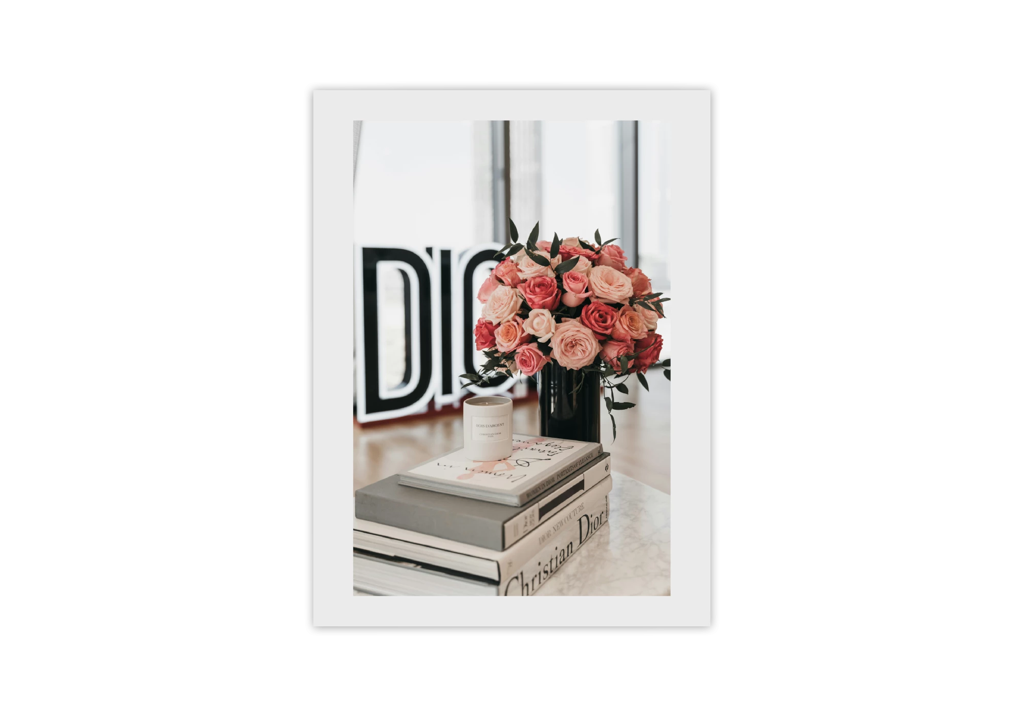 Un poster captivant pour votre maison, mettant en scène un bouquet de roses sur des livres stylés, encadré pour enrichir votre intérieur avec charme et sophistication. Idéal pour une décoration intérieure qui allie modernité et élégance.