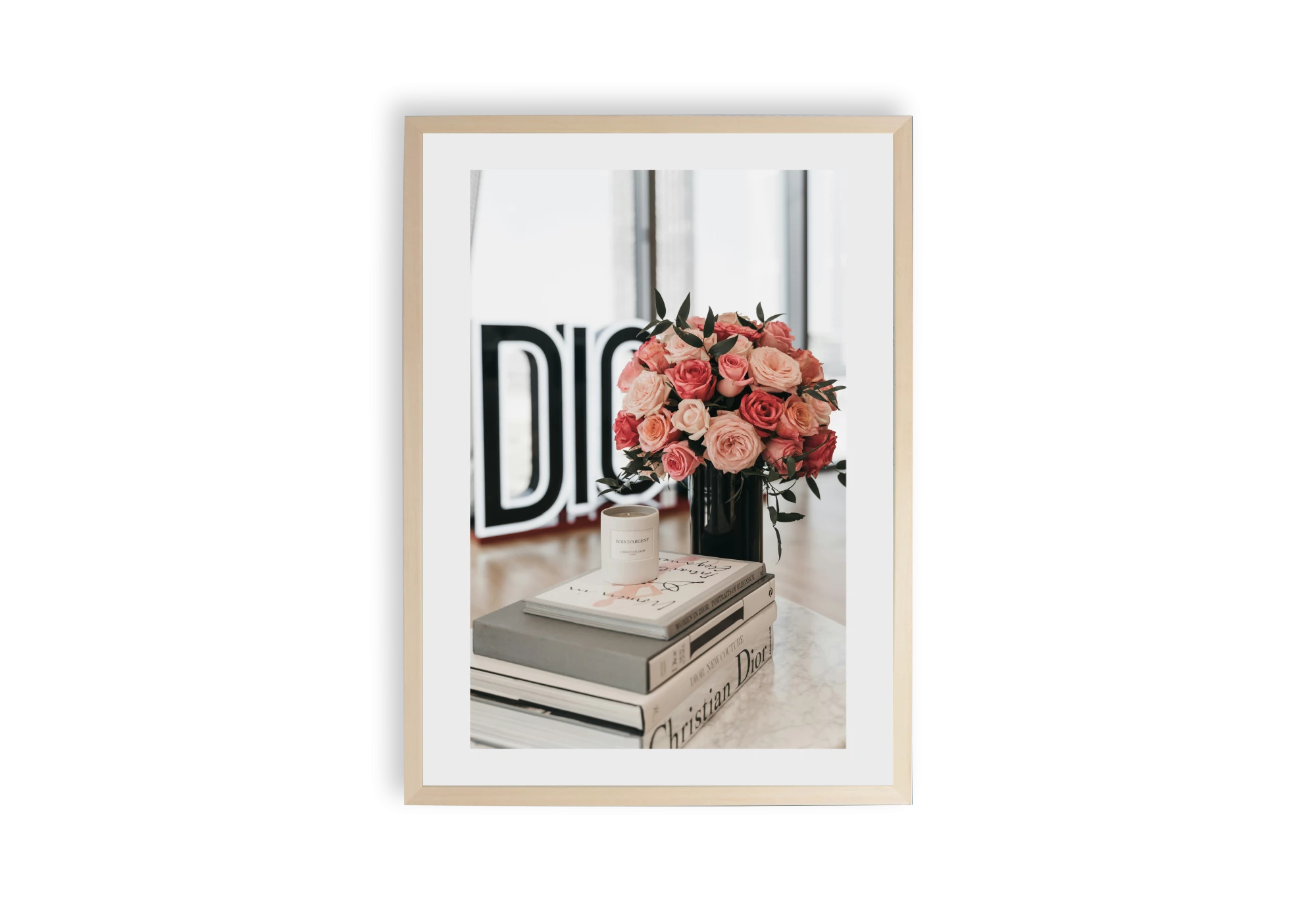 Découvrez un poster raffiné pour votre intérieur, mettant en scène un bouquet de roses délicates et des livres élégamment disposés. Parfait pour ajouter une touche de style et de sophistication à votre espace de vie. Ce cadre s’intègre harmonieusement dans toute maison moderne.