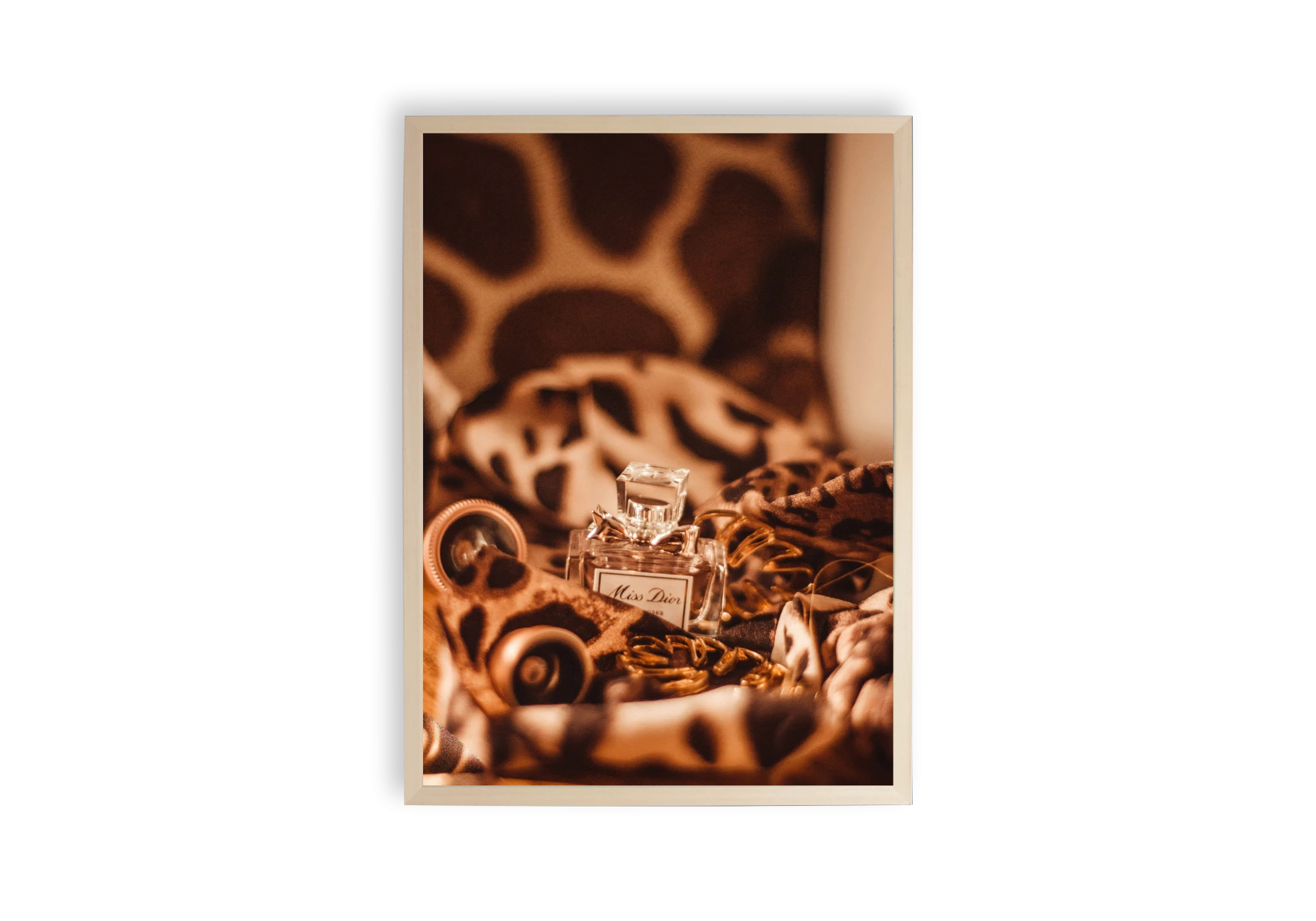 Ajoutez une touche de sophistication à votre maison avec ce poster captivant. Le cadre met en valeur une scène luxueuse de parfumerie, idéale pour compléter votre intérieur. Cette affiche est parfaite pour ceux qui apprécient le style et le raffinement.