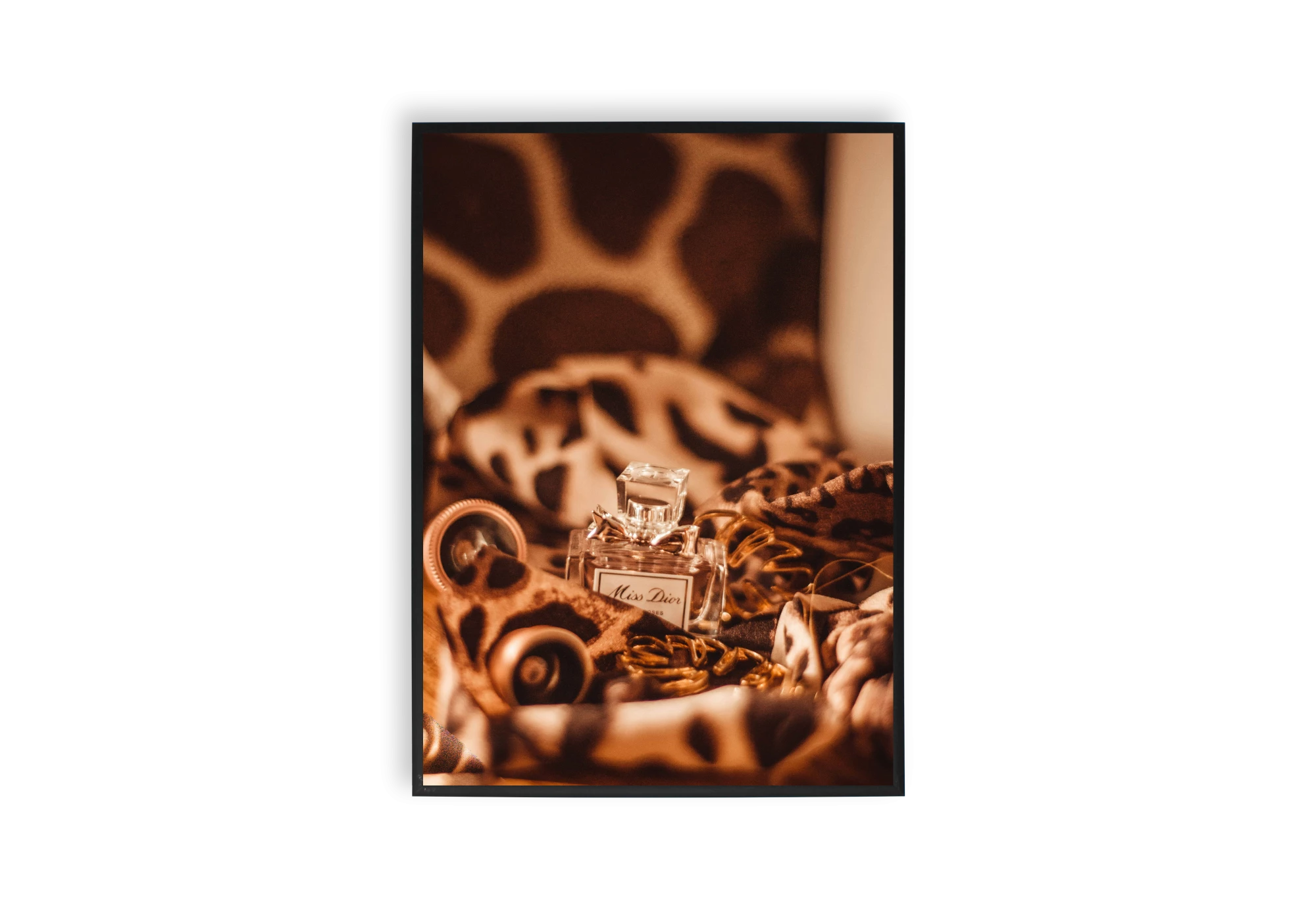 Ajoutez une touche de sophistication à votre intérieur avec cette affiche captivante mettant en scène un flacon de parfum raffiné. Parfait pour embellir votre maison, ce cadre apporte élégance et style à n'importe quelle pièce. Idéal pour les amateurs de décoration et d'affiches artistiques.