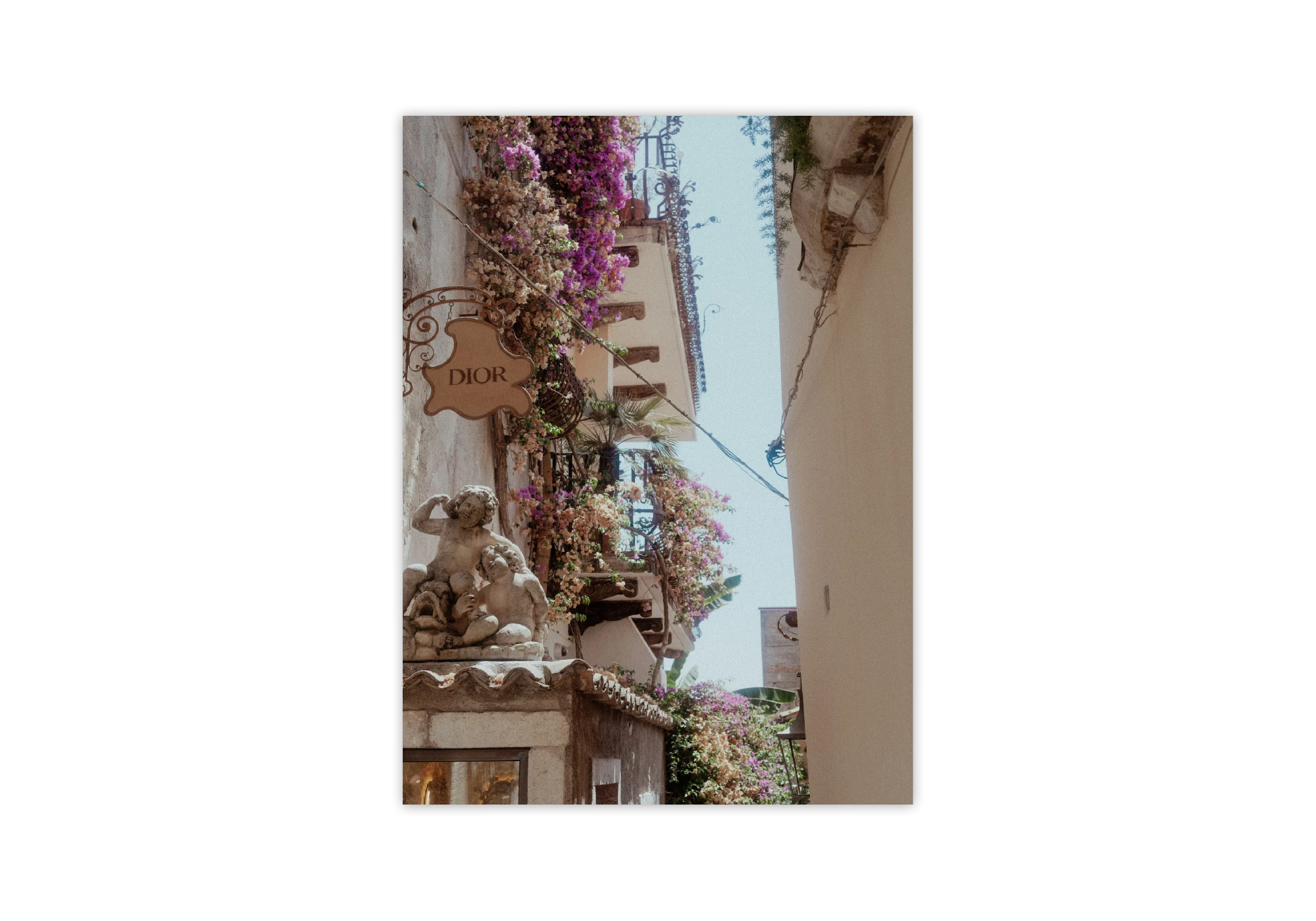 Cette affiche capture la splendeur d'une ruelle ensoleillée bordée de fleurs, parfaite pour apporter une touche charmante à votre intérieur. Un cadre idéal pour sublimer la décoration de votre maison avec une atmosphère chaleureuse et accueillante.