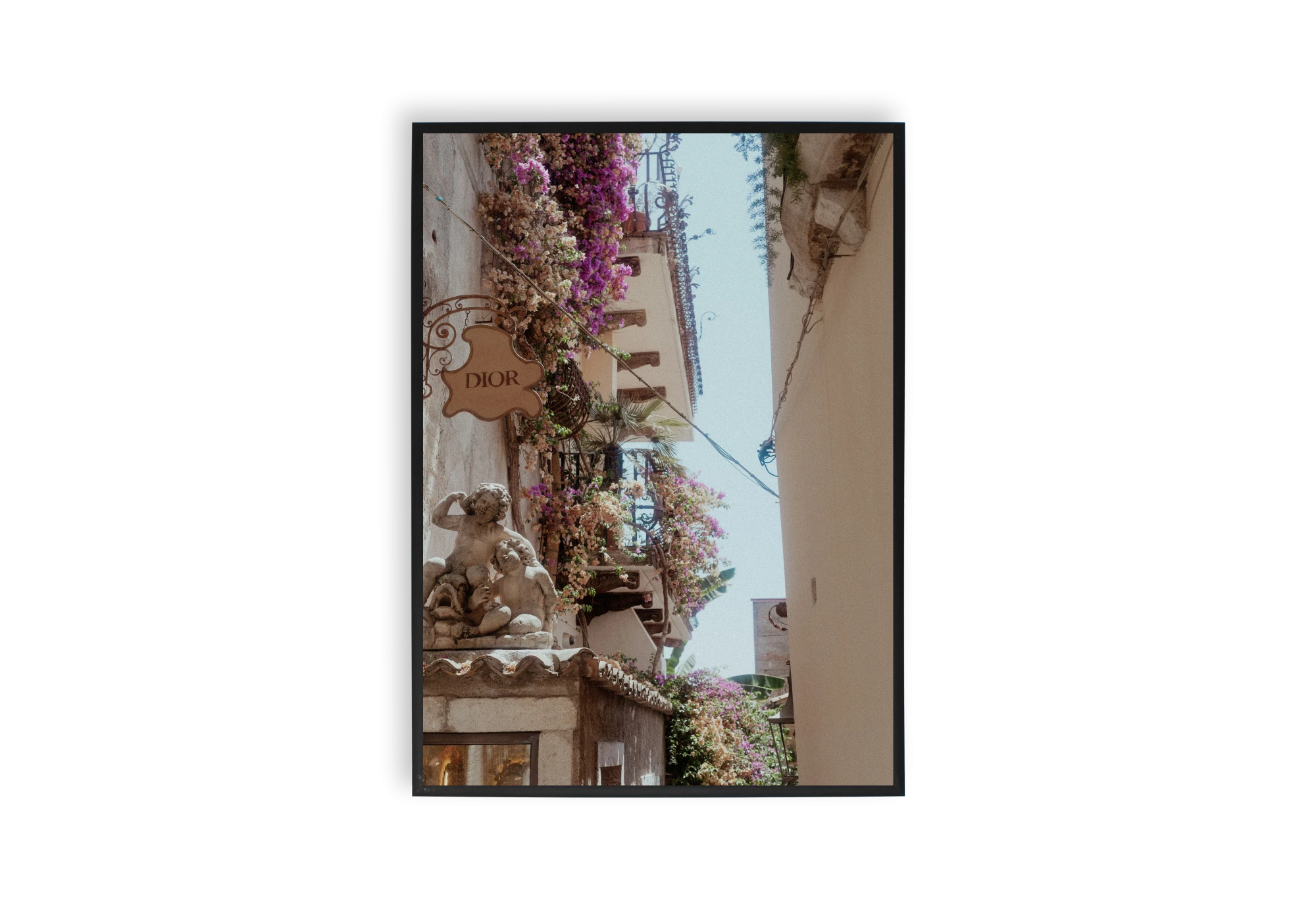 Plongez dans le charme d'une ruelle pittoresque avec ce poster captivant. Parfait pour les amateurs de design intérieur, ce cadre ajoutera une touche sophistiquée à votre maison, évoquant une ambiance florale et chic avec des détails délicats et artistiques.