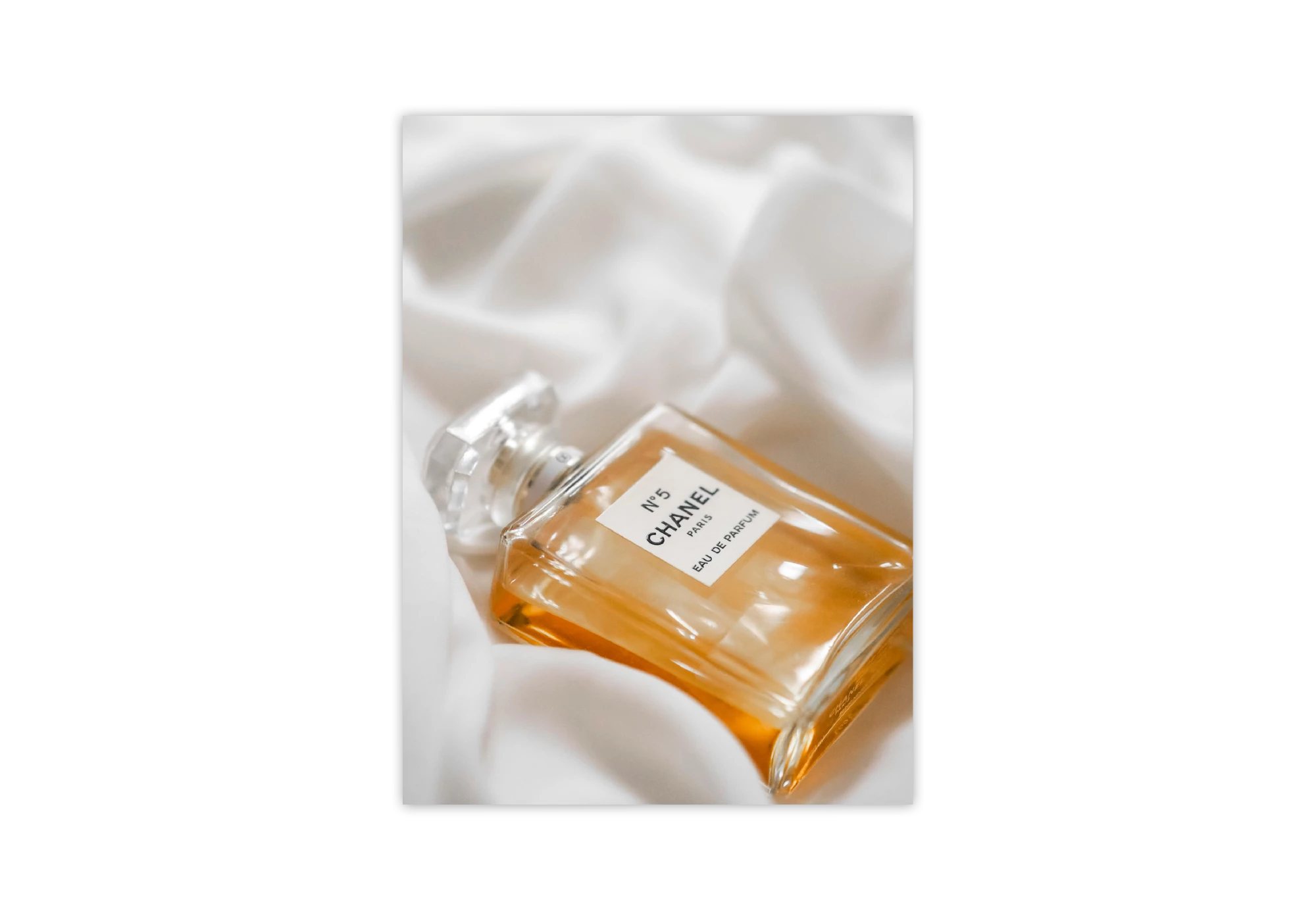Ajoutez une touche de sophistication à votre intérieur avec cette affiche encadrée de parfum. Idéale pour décorer votre maison, elle combine esthétique et luxe, parfaite pour sublimer vos murs avec des affiches stylées et modernes.