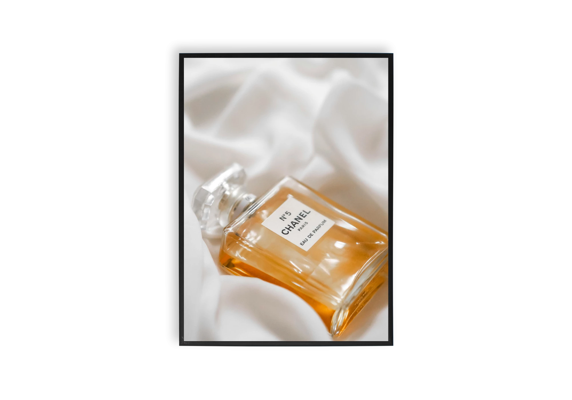 Cette affiche encadrée évoque la sophistication du parfum emblématique, idéale pour sublimer votre intérieur maison. Parfait pour ceux qui cherchent à combiner art et style dans un même cadre, ajoutant une touche de luxe à vos espaces avec des posters raffinés.