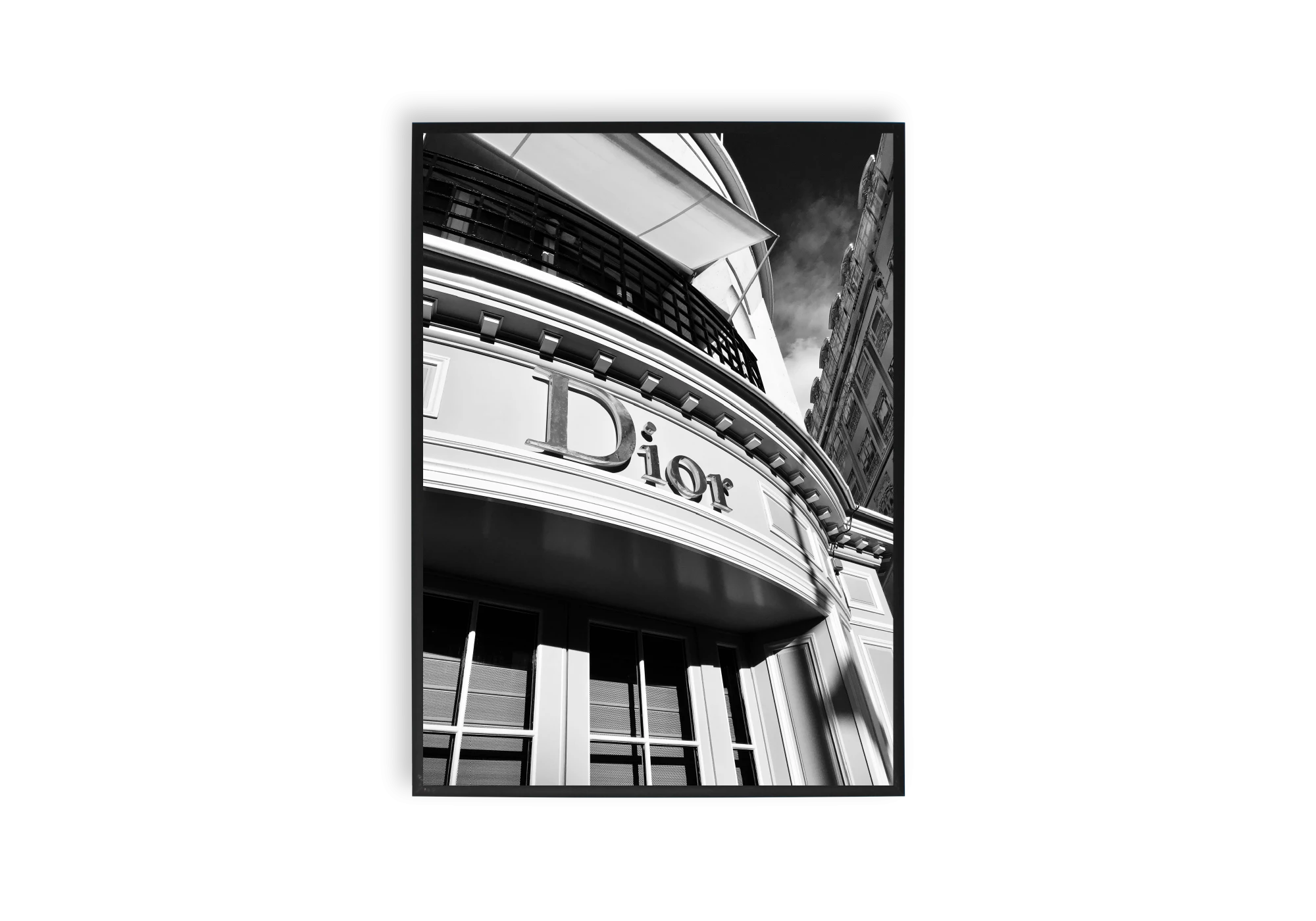 Explorez l'élégance intemporelle avec cette affiche en noir et blanc d'une célèbre maison de mode. Idéale pour sublimer votre intérieur, elle s'intègre parfaitement dans un cadre moderne, ajoutant une touche artistique à votre espace de vie.