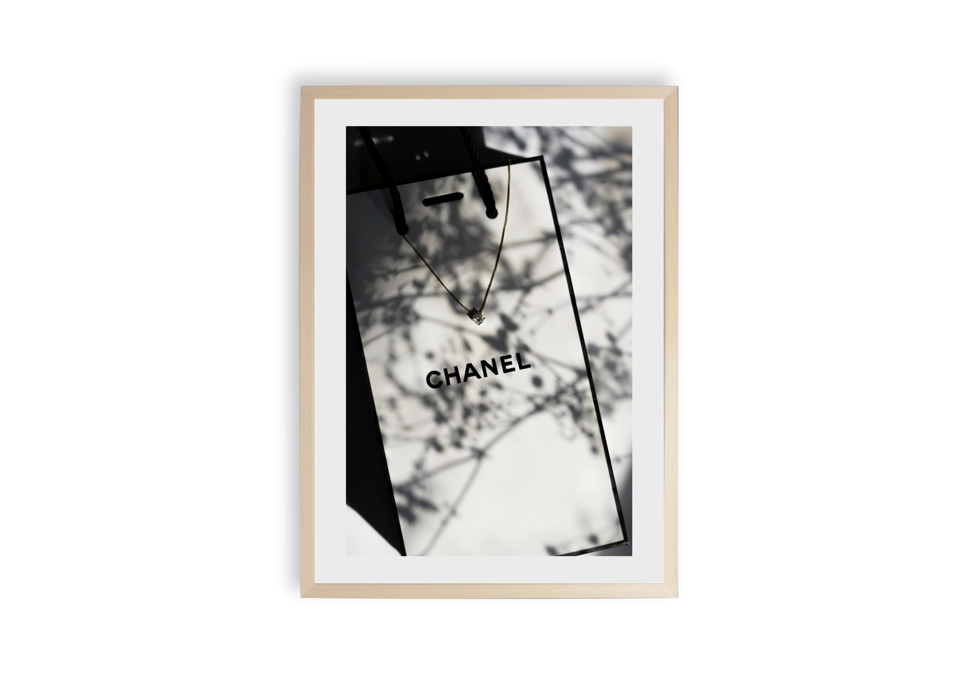 Ajoutez une touche de sophistication à votre intérieur avec ce poster encadré. L'ombre délicate et le contraste subtil apportent une ambiance chic, parfaite pour toute maison cherchant un art raffiné et intemporel.