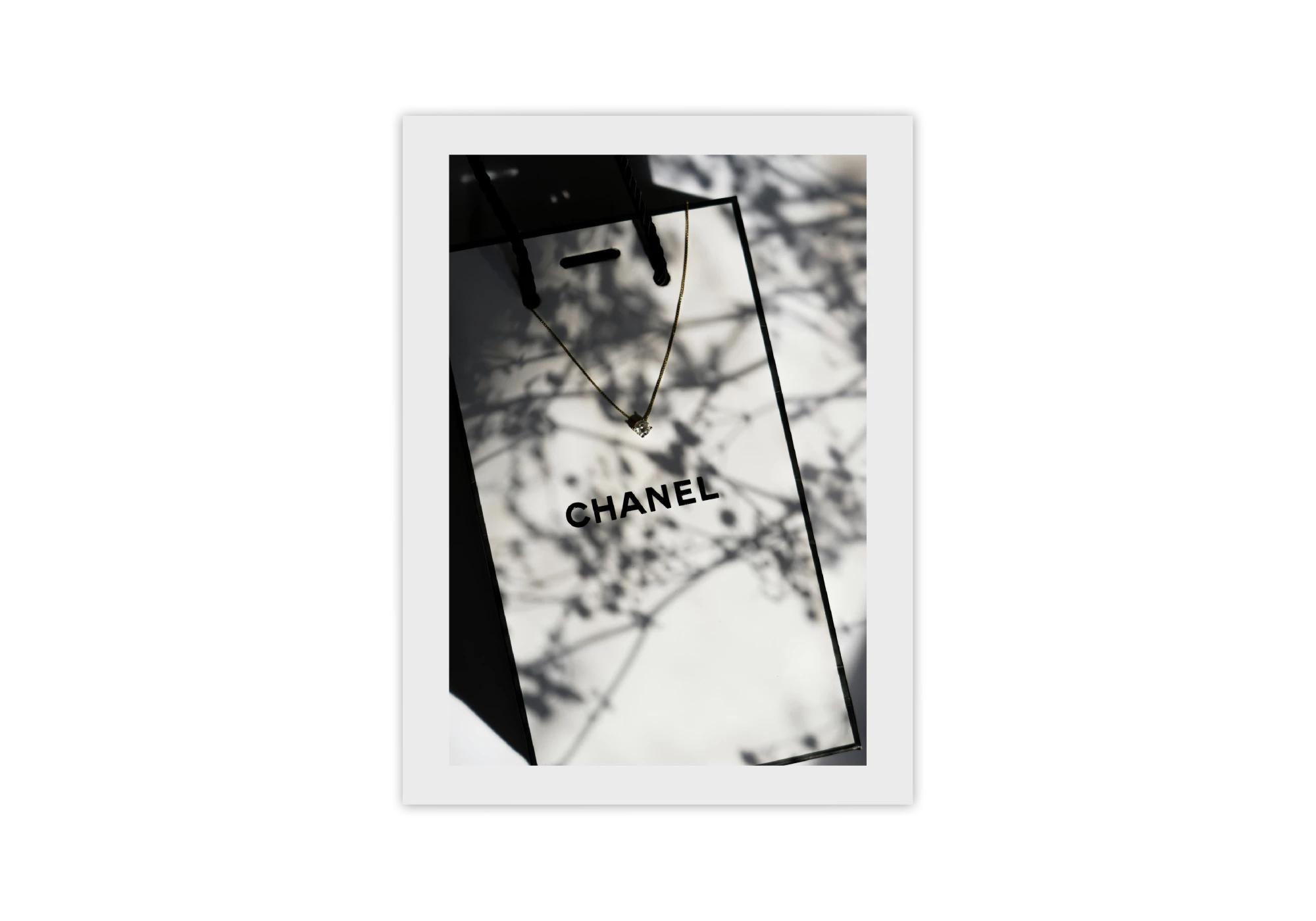 Ce poster ajoute une touche sophistiquée à votre intérieur. Avec un cadre minimaliste, il combine silhouettes élégantes et ombrages subtils pour sublimer vos murs. Idéal pour les amateurs de mode et de design, il s'intègre parfaitement à une collection d'affiches modernes pour la maison.