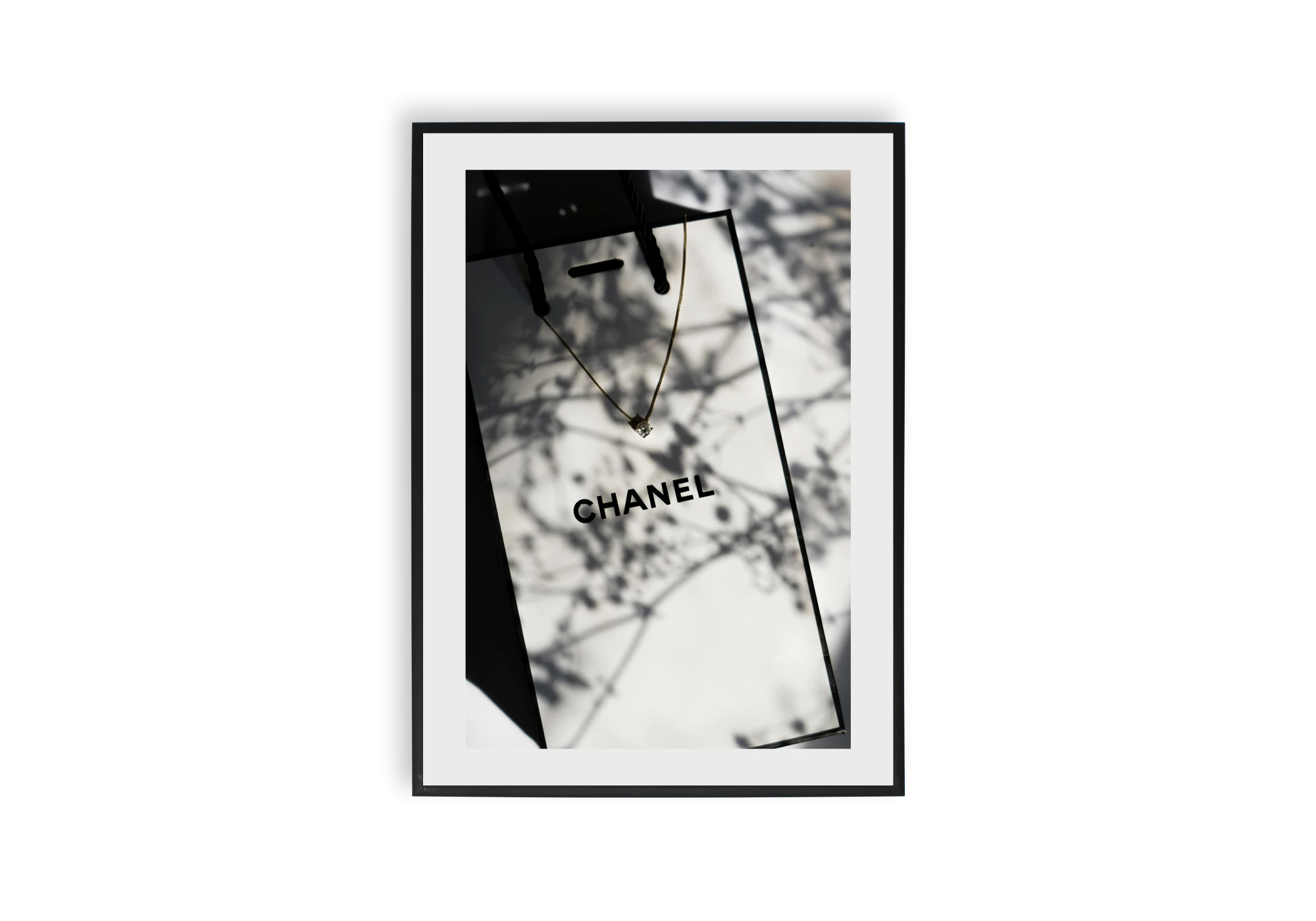 Découvrez cet élégant poster encadré qui rehaussera votre intérieur. Inspiré par les affiches de mode, ce cadre chic est idéal pour embellir votre maison avec une touche de luxe.