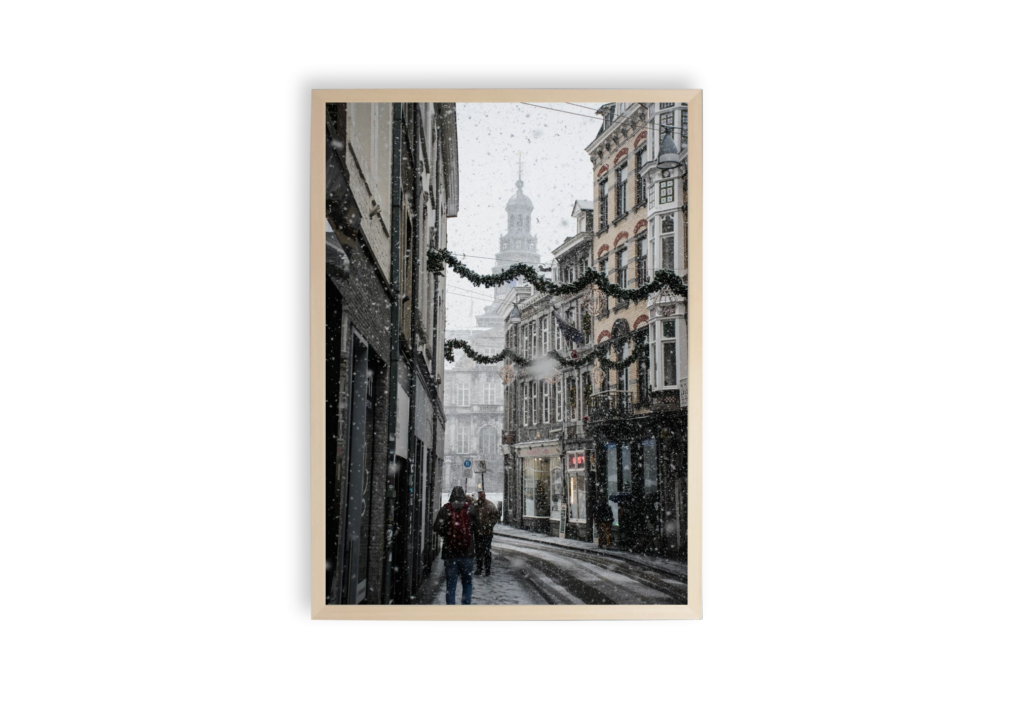 Cette affiche capture l'élégance d'une rue ancienne sous la neige, parfaite pour décorer l'intérieur de votre maison. Encadrée avec goût, elle ajoute une touche artistique à votre espace, transformant vos murs en une fenêtre ouverte sur un paysage urbain hivernal.