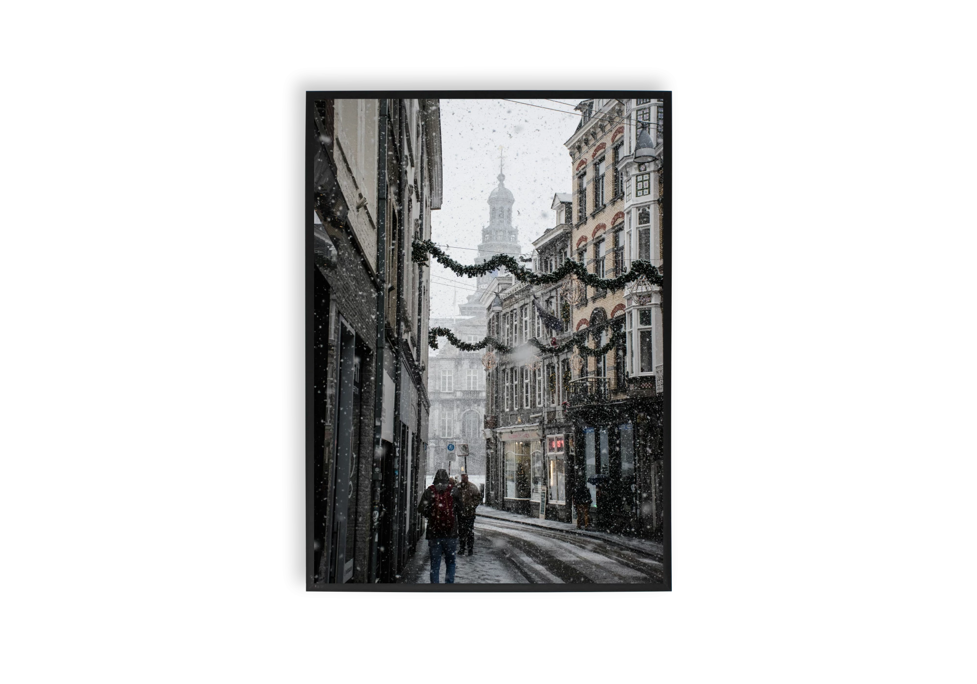 Ce cadre captivant présente une rue enneigée bordée de bâtiments anciens, capturant la magie de l'hiver en ville. Parfait pour décorer l'intérieur de votre maison avec une touche de nostalgie et de charme urbain. Un must pour les amateurs d'affiches classiques et atmosphériques.